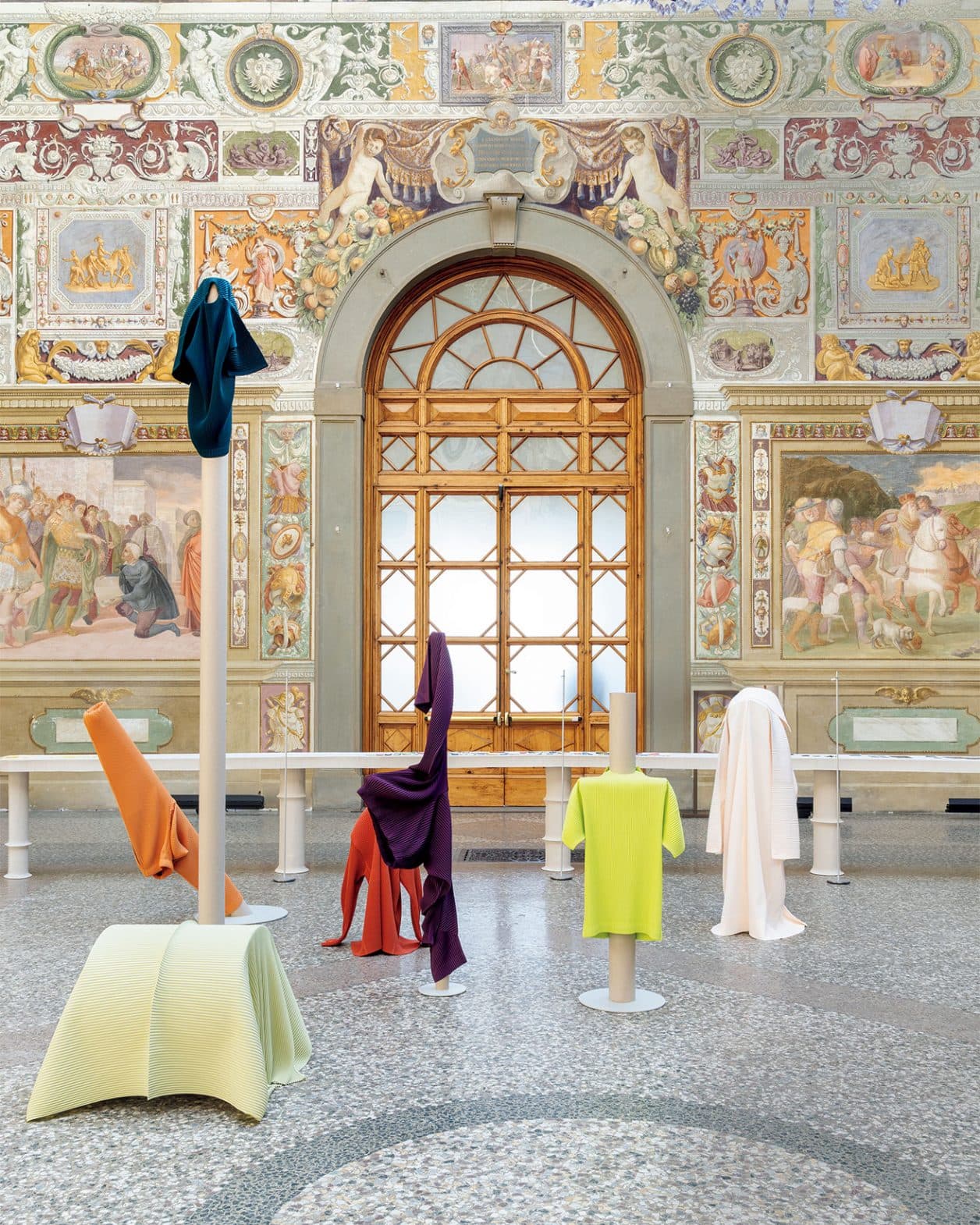 〈オム プリッセ イッセイ ミヤケ〉がフィレンツェの歴史ある邸宅で26年春夏コレクションと創作過程を発表。