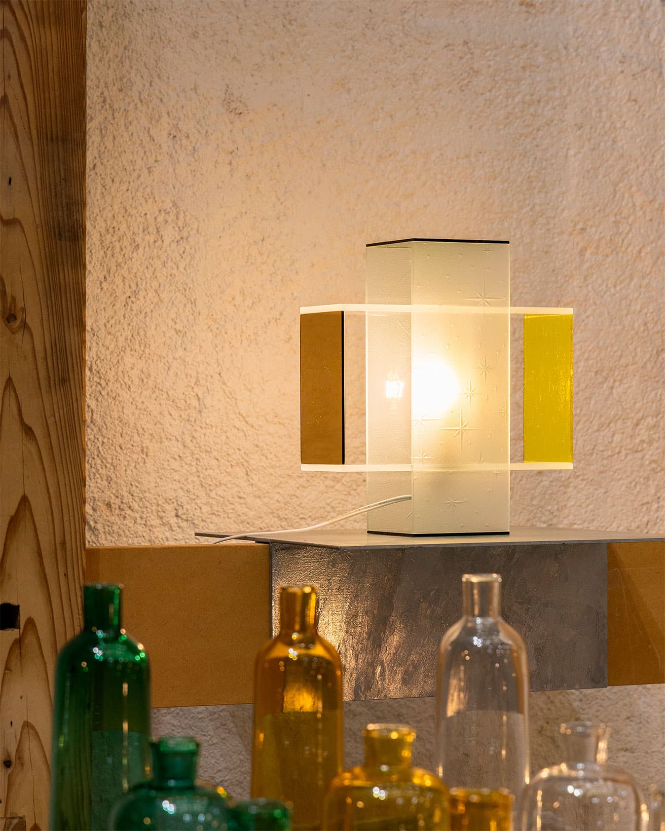 懐かしいガラスの表情を一部に生かし、唯一無二の照明に。