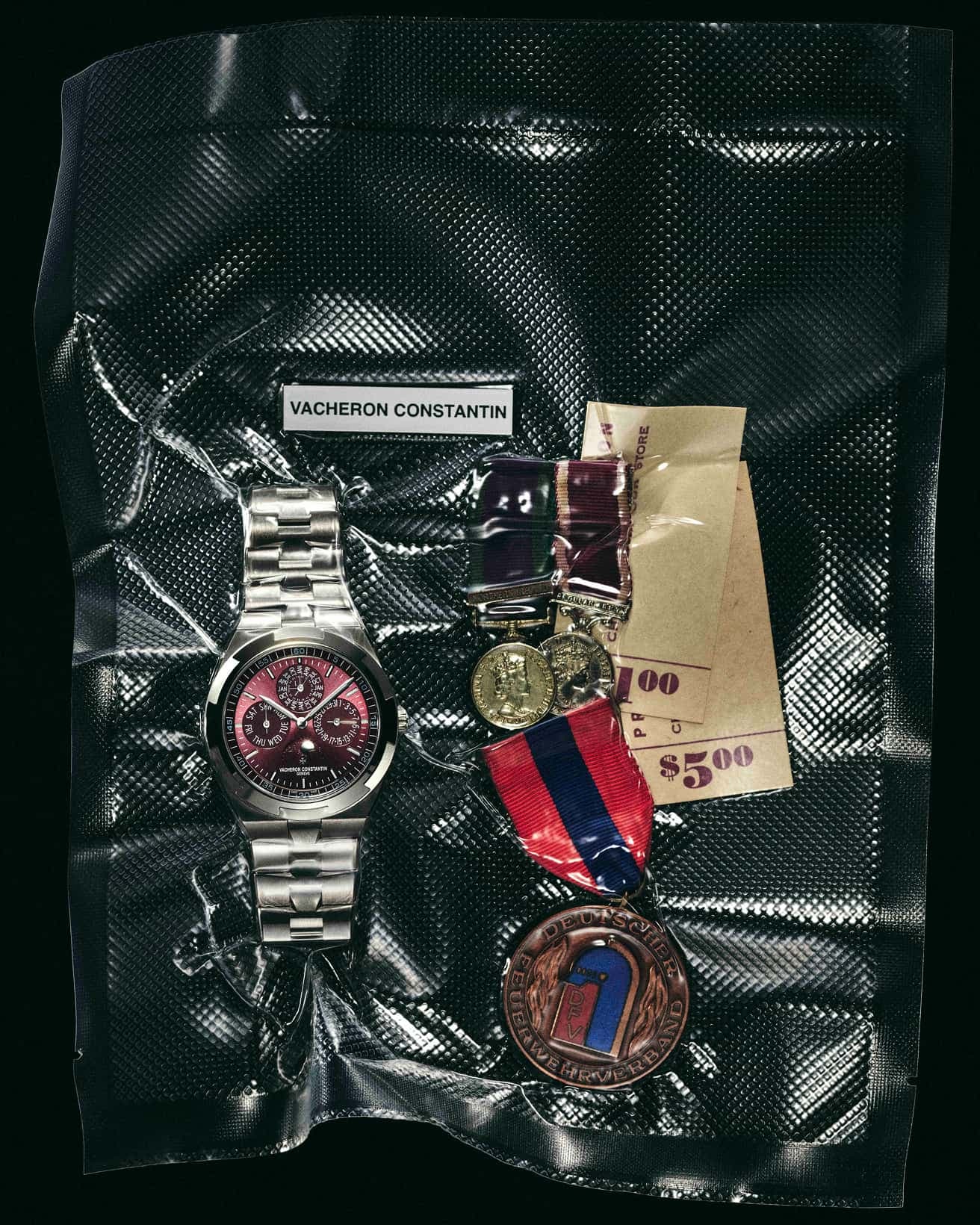 《オーヴァーシーズ・エクストラフラット・パーペチュアルカレンダー》径41.5mm、自動巻き、18Kホワイトゴールドケース、18Kホワイトゴールドストラップ他ラバー2本付属。19,360,000円。