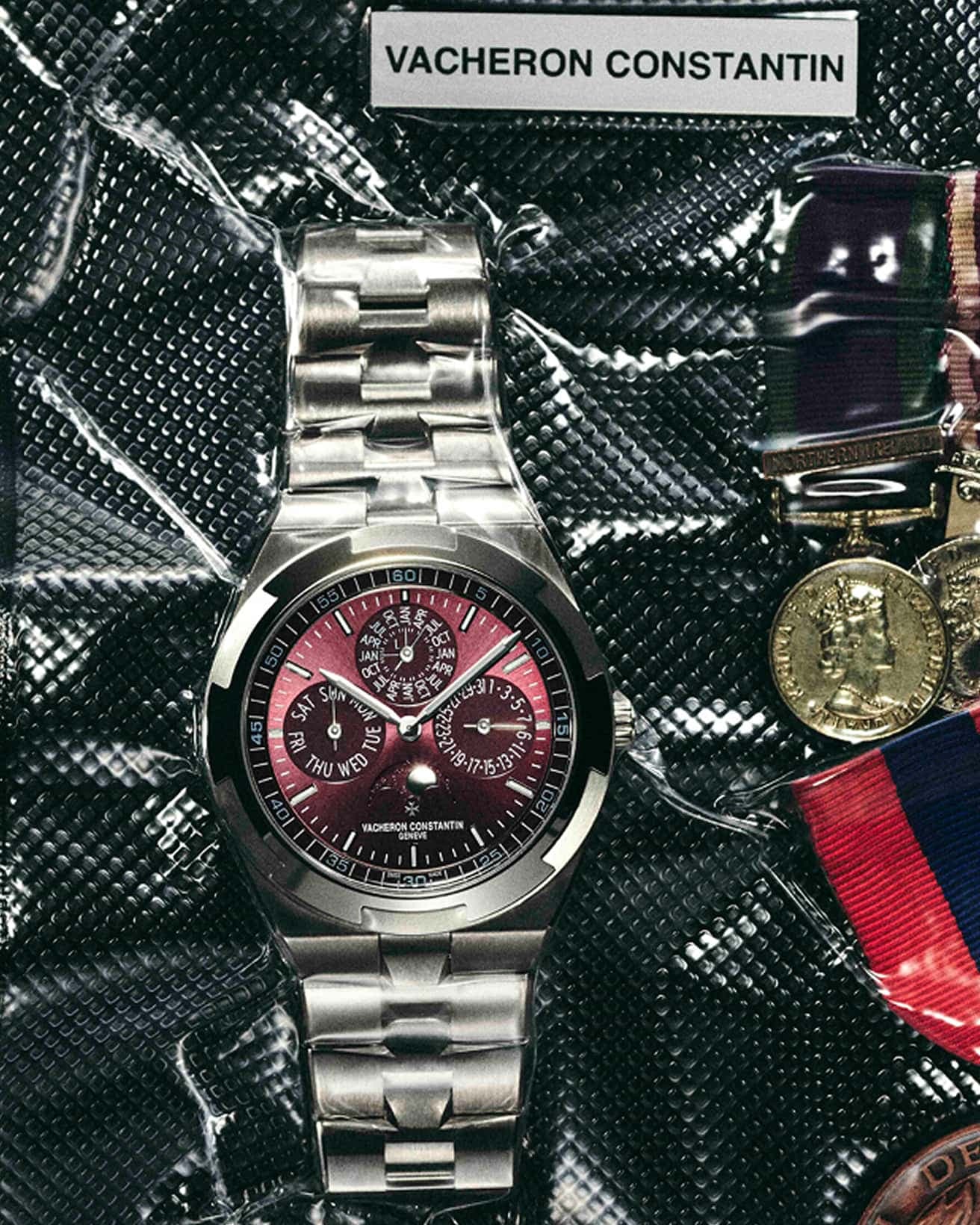 《オーヴァーシーズ・エクストラフラット・パーペチュアルカレンダー》ヴァシュロン ・コンスタンタン TEL　0120 63 1755。