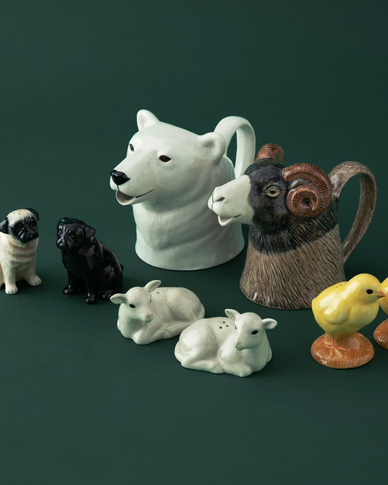 キュートな動物たちのテーブルウェア。奇抜ながらも食卓に不思議とマッチ。