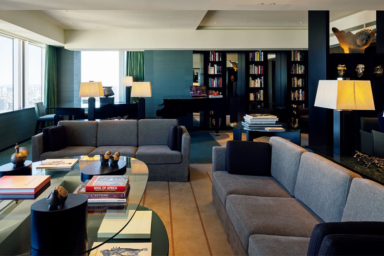 まったく変わらない姿で復活した伝説的スイート。2007年、パーク ハイアット 東京のシグネチャースイートとして50階に新設。広さは220平米で、東向きの窓から都心の高層ビルをはじめ東京を一望する。インテリアの基調はグリーン。家具も従来と同じデザインで新調した。