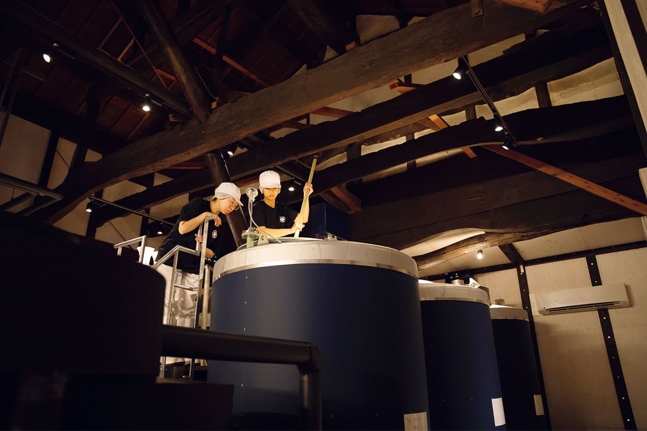 醸造蔵で酒造りを見学できる。