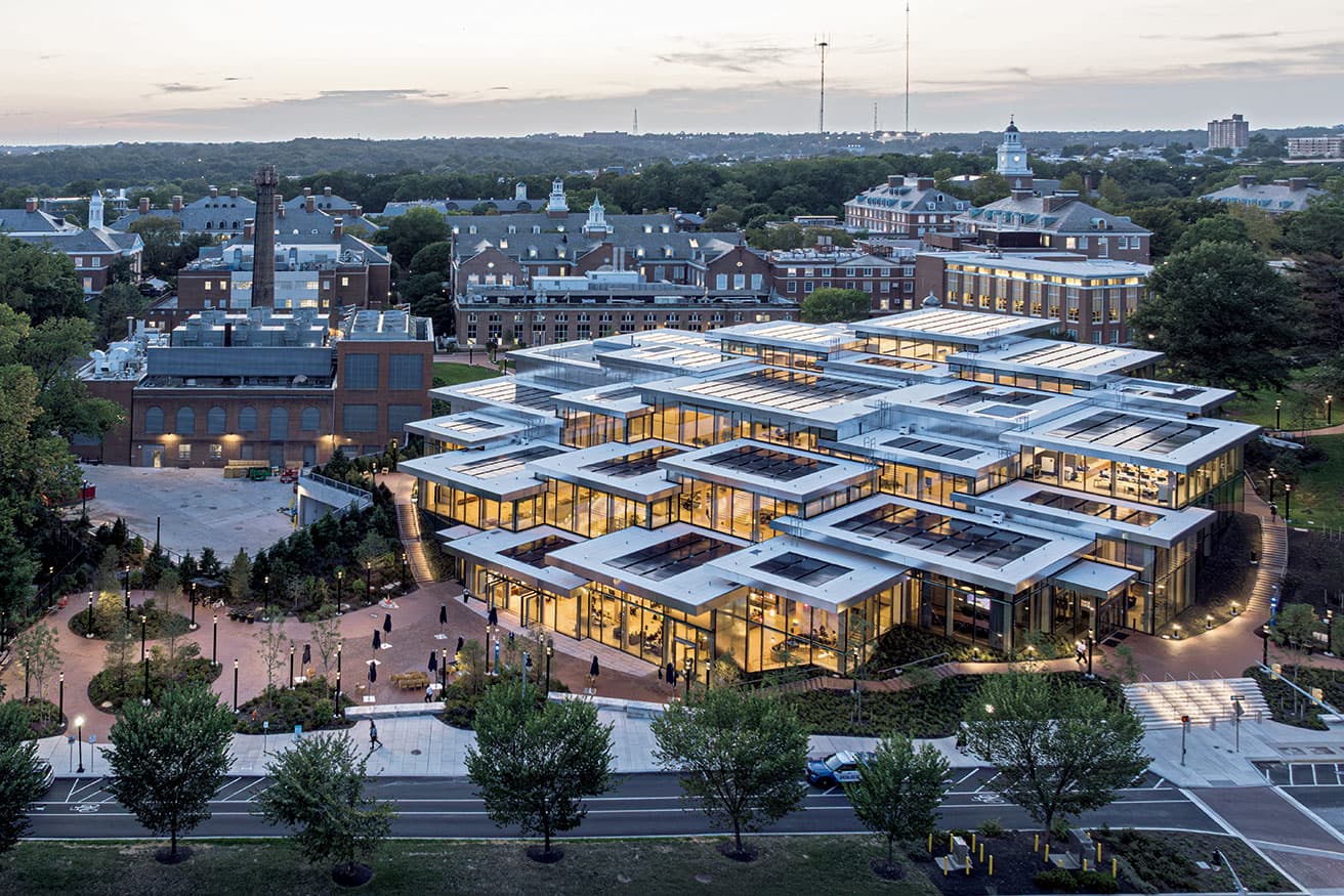 約1,000枚ものソーラーパネルが電力の半分をまかなう。