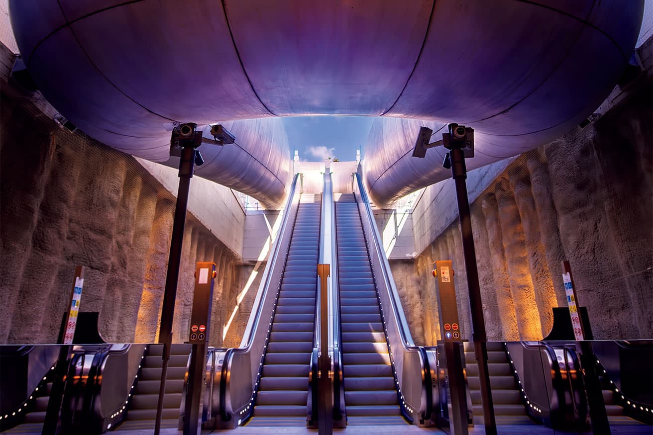 間接的な光が幻想的な地下部分。