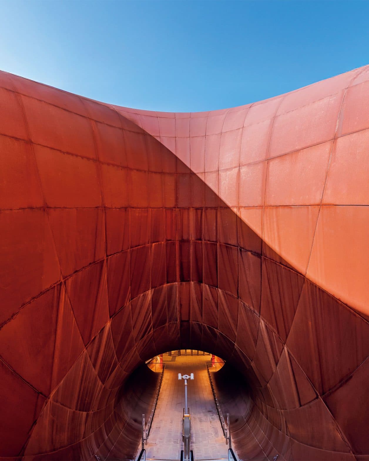 まるで異空間への入口!? アニッシュ・カプーアが手がけた、インフラと神話が交わるナポリの地下鉄の駅とは？