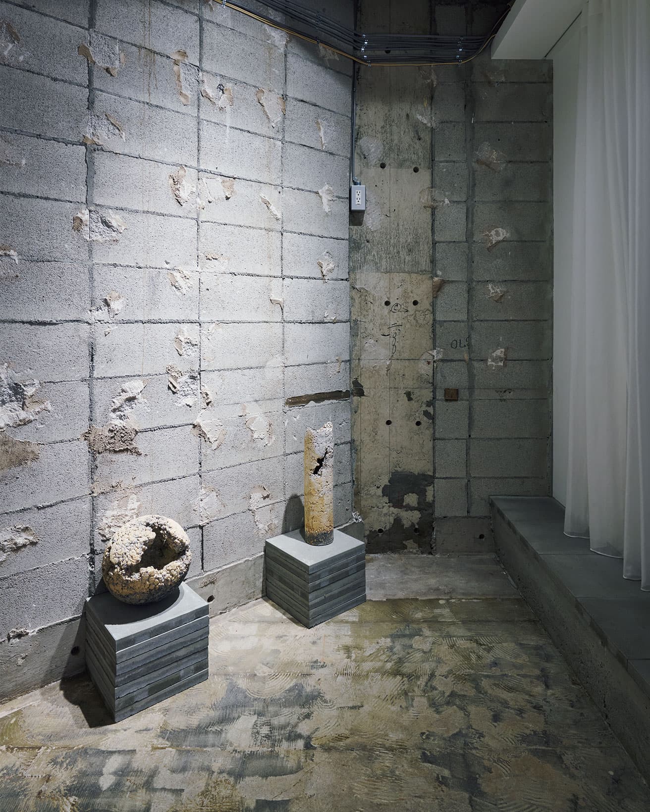 2月末まで陶芸家・白石陽一の作品を展示。