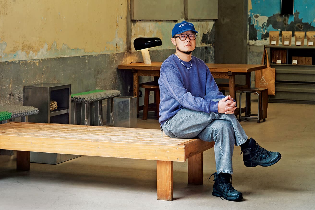 韓国最南端の島、済州の旧市街にある古いビルをリノベーション。1階はベルリンのロースタリー〈ザ・バーン〉が入り、一般にオープン。2階ギャラリーは不定期の開催。