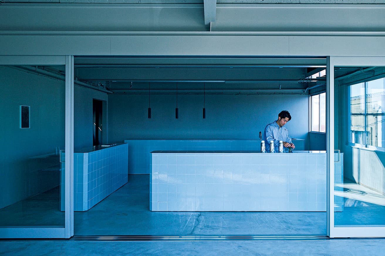 カウンターに立つ和泉。