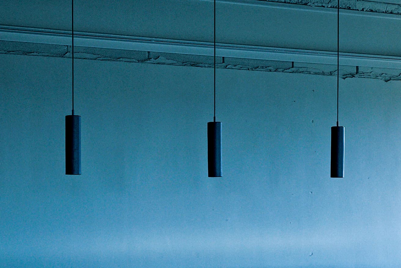 400年の歴史を誇る淡路瓦のペンダントライトは〈NEW LIGHT POTTERY〉の特注品。