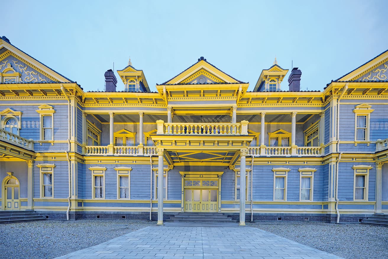 正面から見て左右対称で、左右に切妻破風飾がある。基本的には洋風建築だが、屋根には瓦が葺かれ、唐草模様の意匠も施されるなど、和や中国の要素も盛り込まれている。