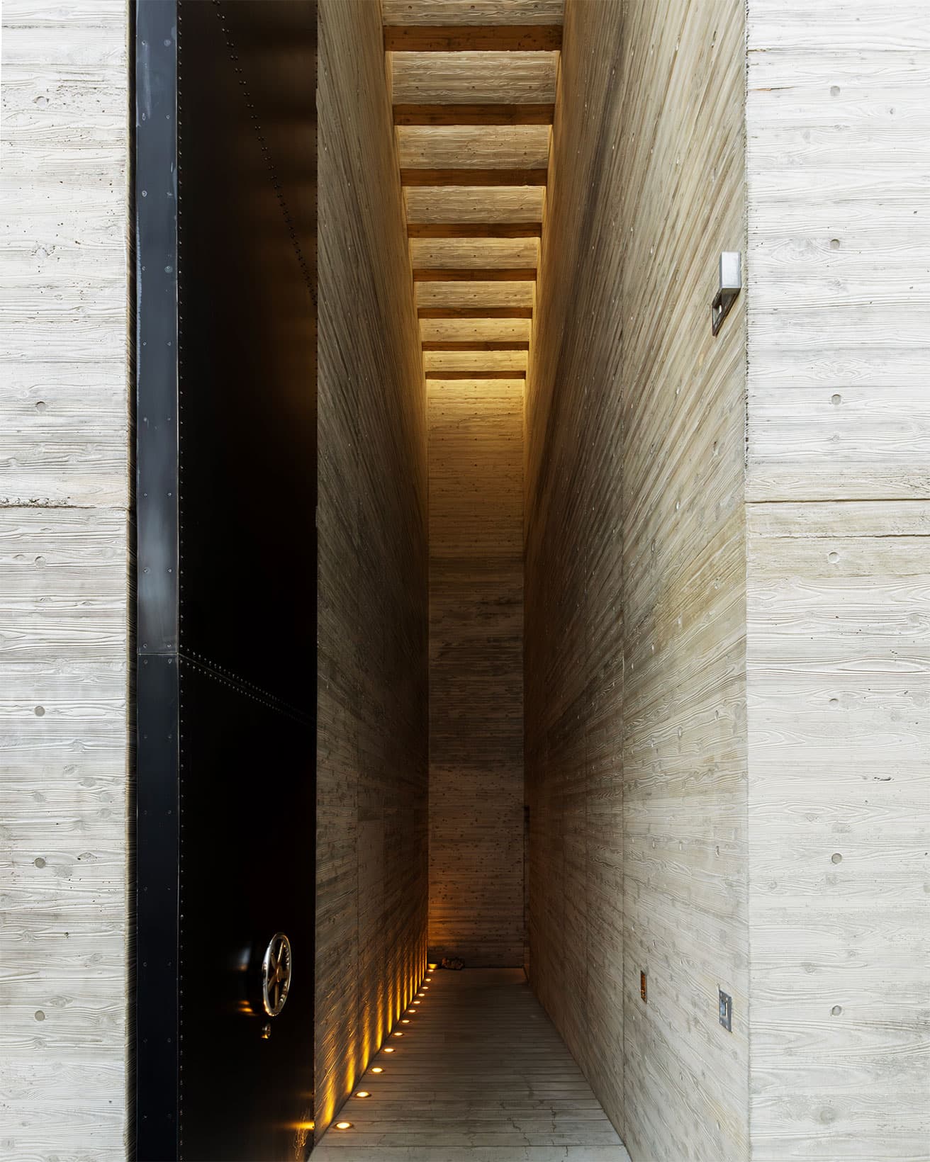 「Wonderwall®（不思議の壁）」を象徴するようなオフィスの入口。ドアの高さは8.4mもある。 photo_Satoshi Nagare