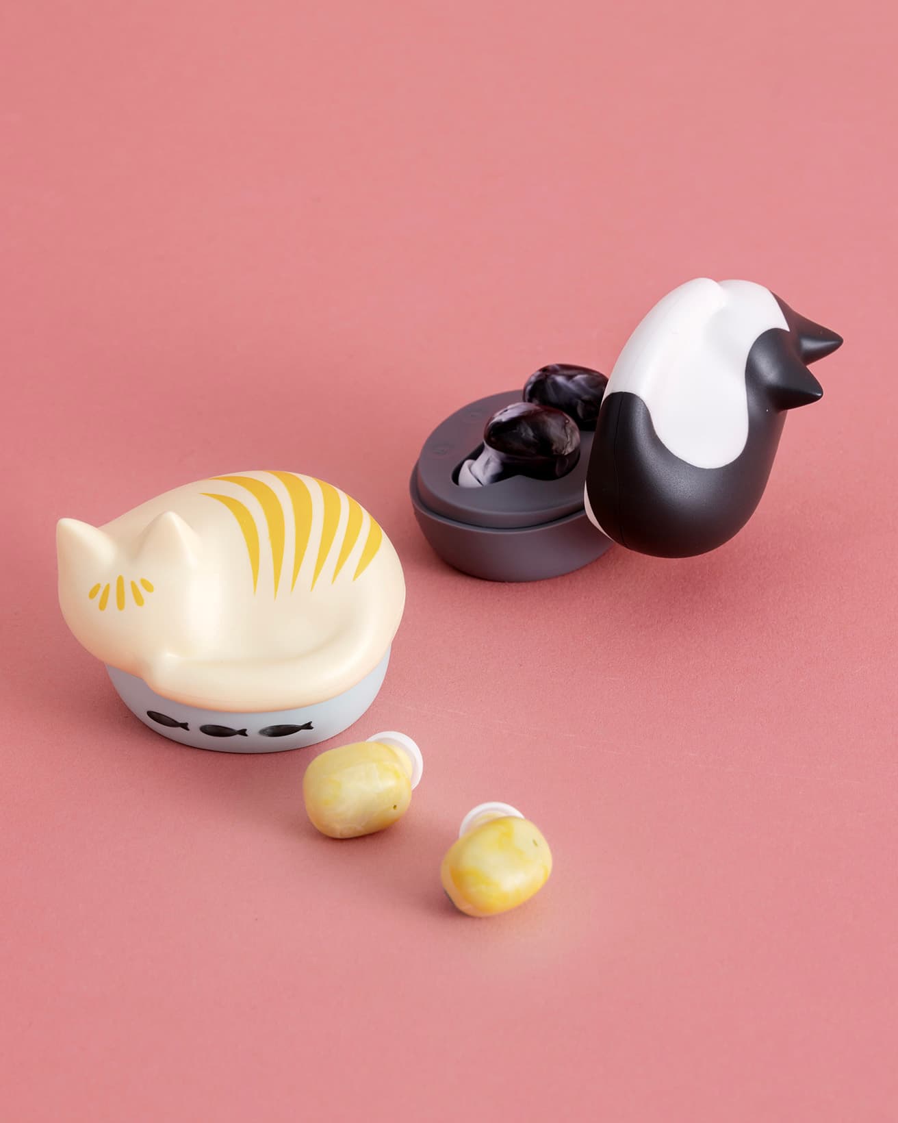 ネコチャンと同色のマーブル模様のワイヤレスイヤホンが入ってます。