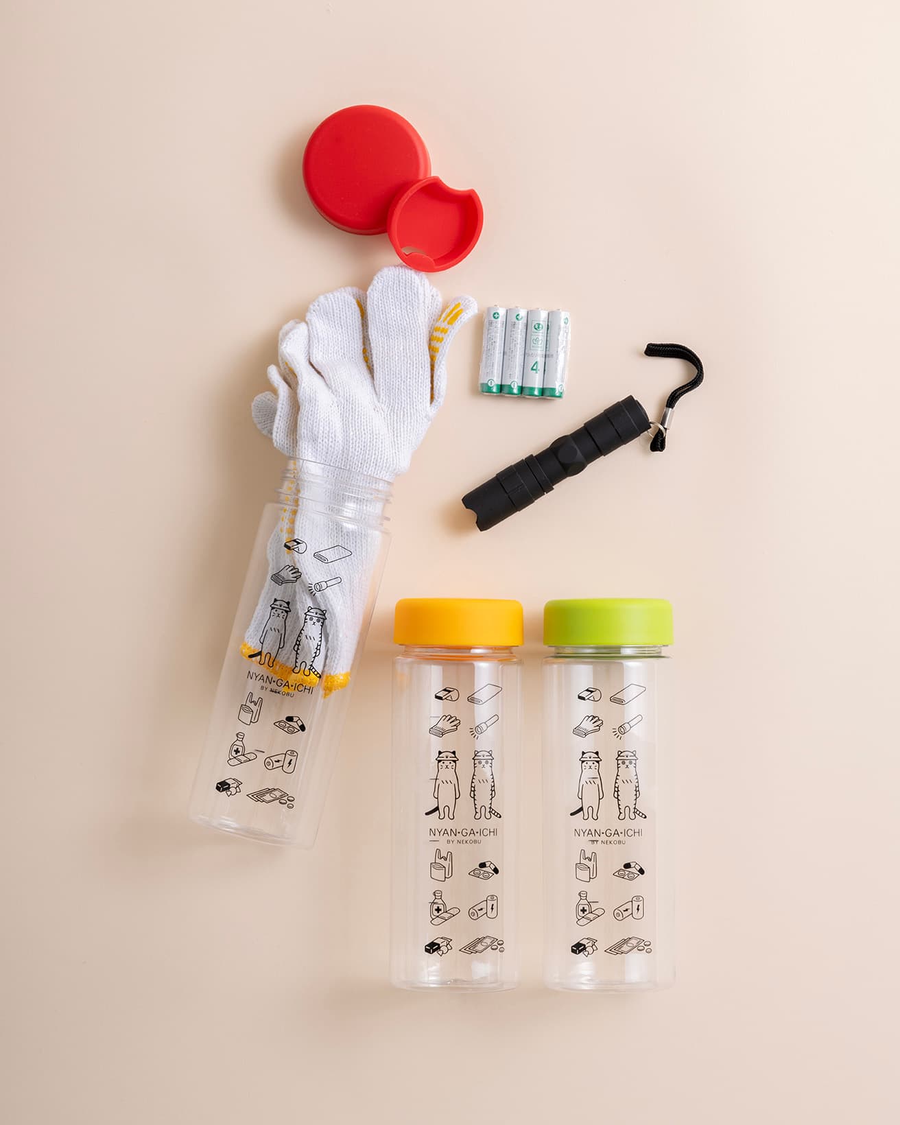 お出かけ先で遭遇した“もしも”にも対応するドリンクボトル。ドリンクボトルとしての普段使いはもちろんのこと、中身がつぶれたり濡れたりすることがないので軍手や乾電池、非常薬など防災グッズを詰めて持ち歩くことができちゃいます。備えアイテム例を紹介する解説カード付き。《もしもに備えて手軽に持ち歩き 防災ボトルの会》各1,536円。