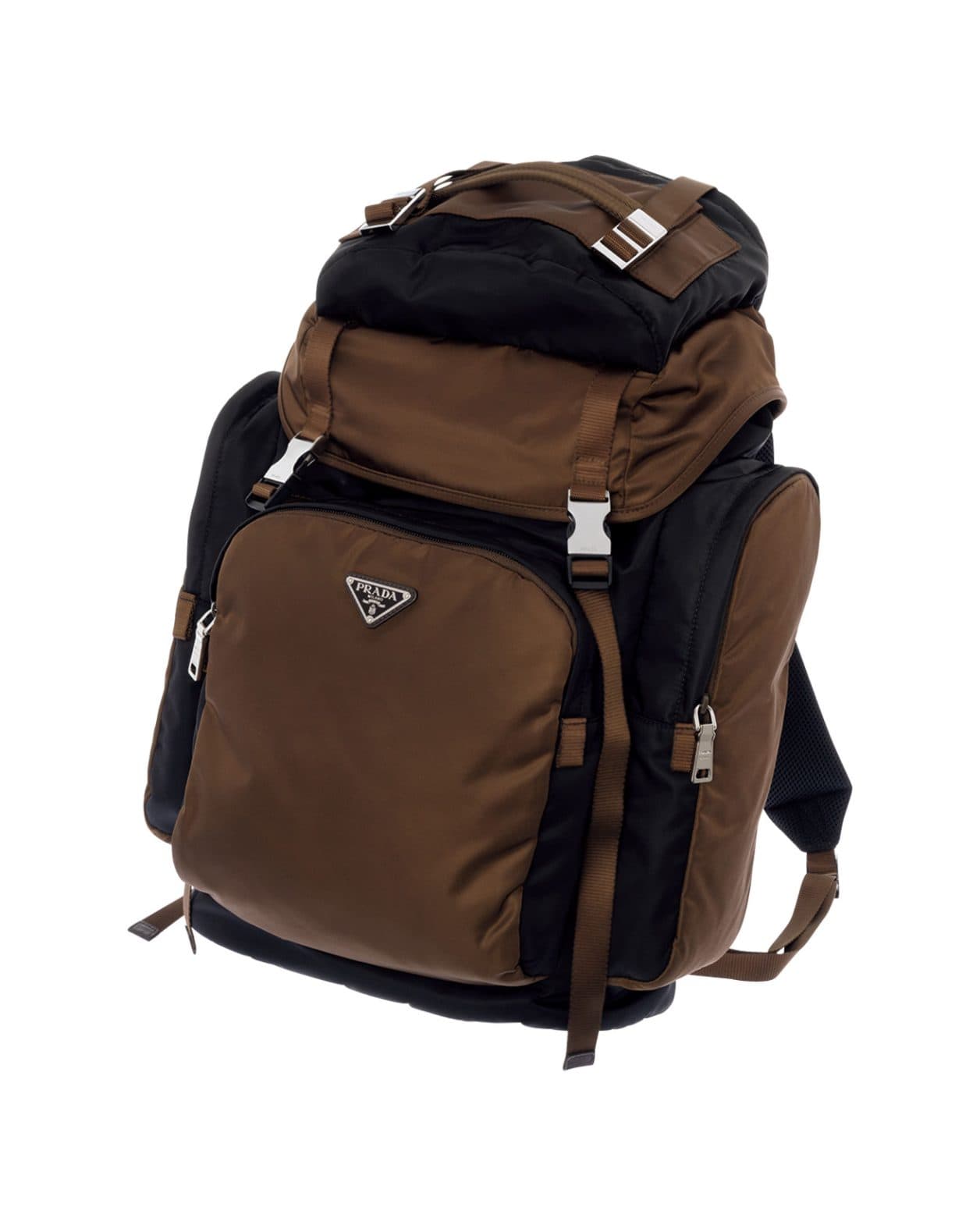 使いやすさも備わった〈PRADA〉の人気のバックパック。