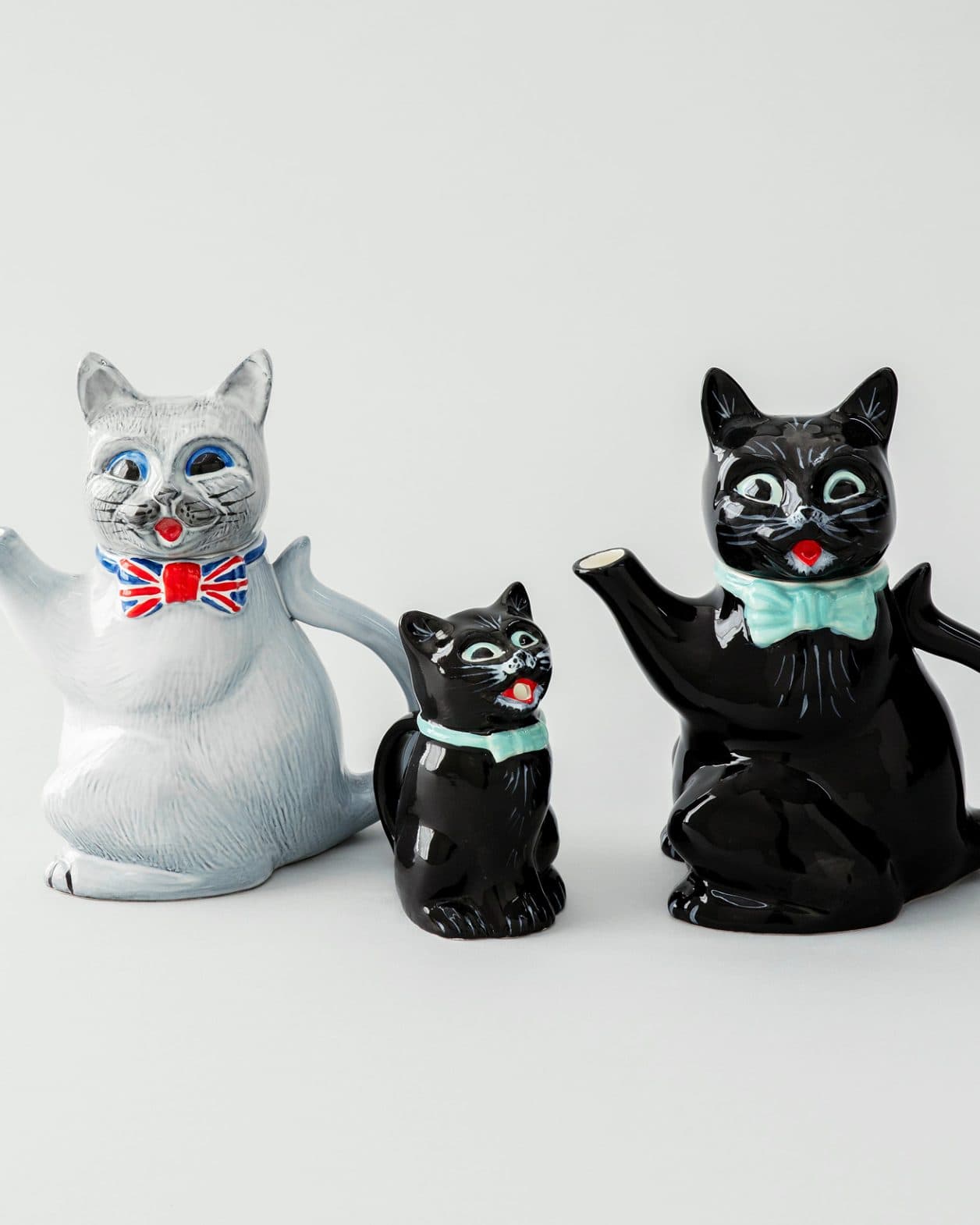 ちょこんと座った姿が可愛らしい、猫のかわいさを凝縮したティーセット。