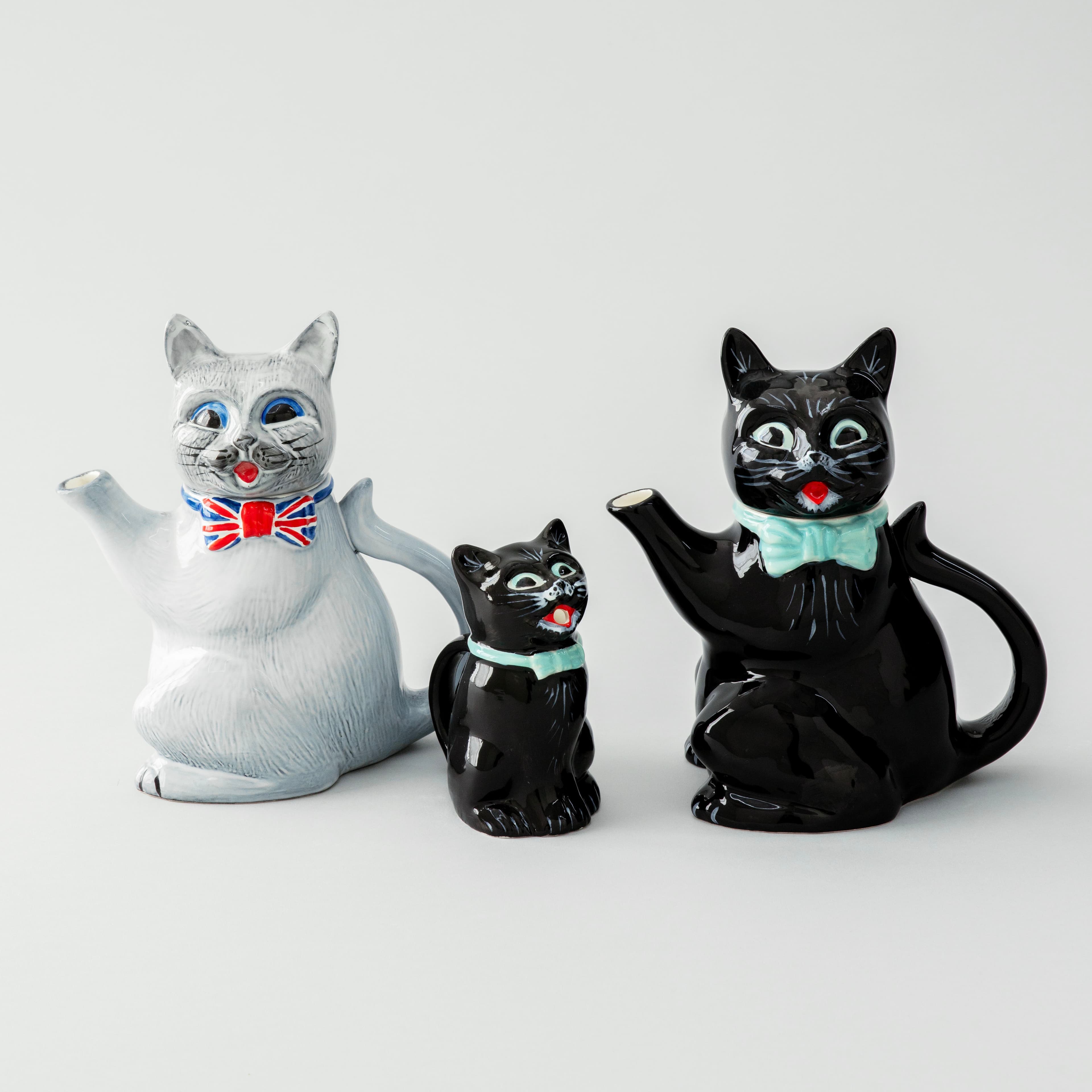 左から、グレーキャット・ティーポット 《ジャック》29,700円、ブラックキャット・クリーマー《シンバ》15,400円、ブラックキャット・ティーポット《チャーリー》29,700円。それぞれ名前が付いているのも親近感がわく。