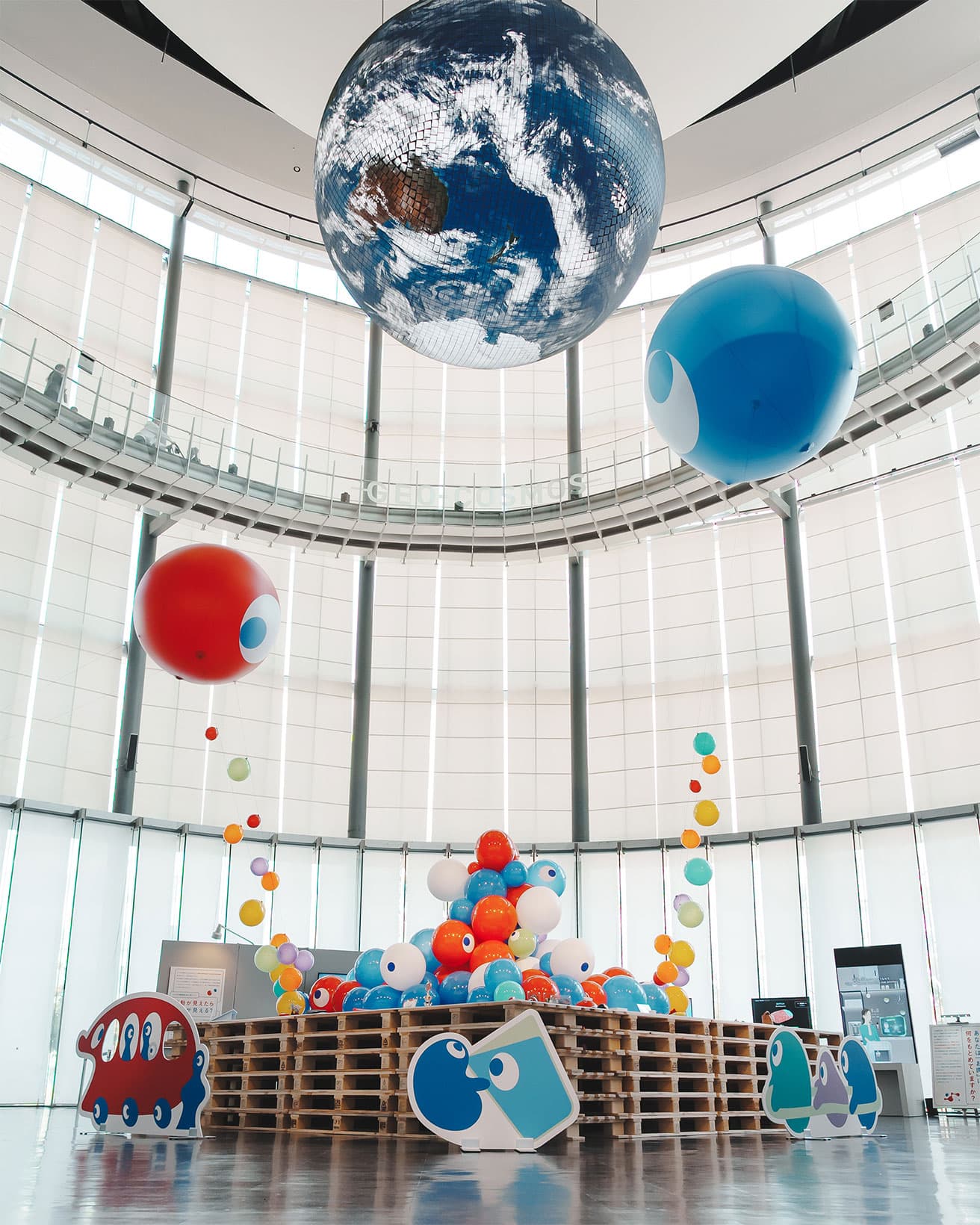 こみゃくたちが天に昇っていく空間構成は、クリエイティブディレクターの引地耕太が制作した万博デザインのイメージビデオの1シーンからの着想。