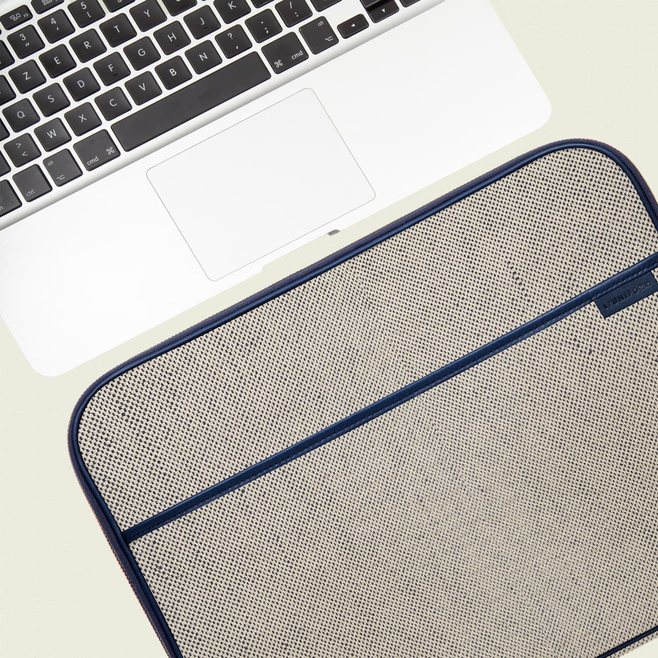 〈L/UNIFORM〉のキャンバス生地は、コットン63%とリネン37%の天然素材を平織りしたオリジナル生地。織り上がった後に洗いをかけ、表面が滑らかになるように研磨。さらにフッ素樹脂処理を施すことで防汚・撥水機能を高めている。