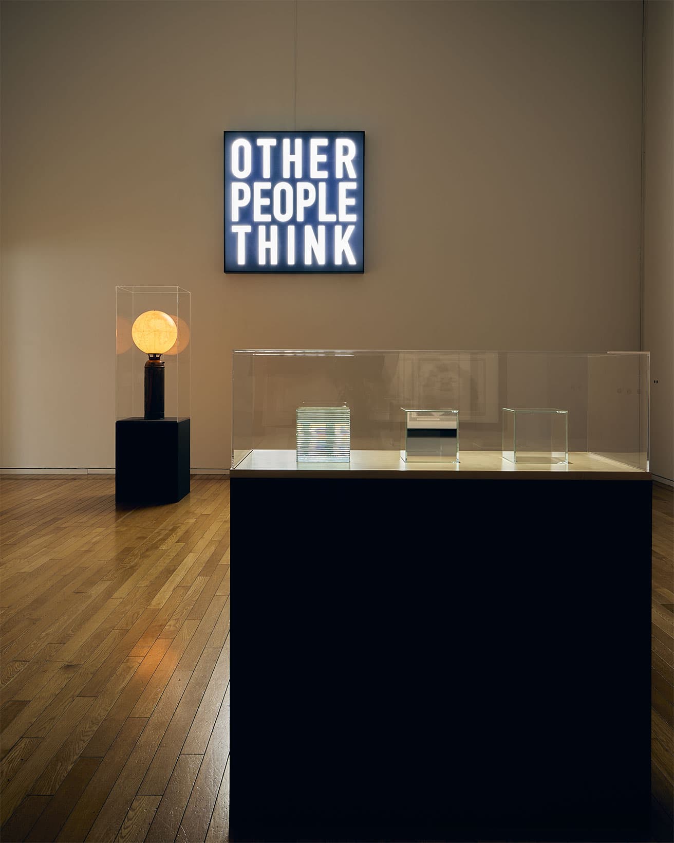 展示風景。壁の作品は《彼らにも考えがある》2012年。他者の考えに耳を傾けることの意味を訴える。