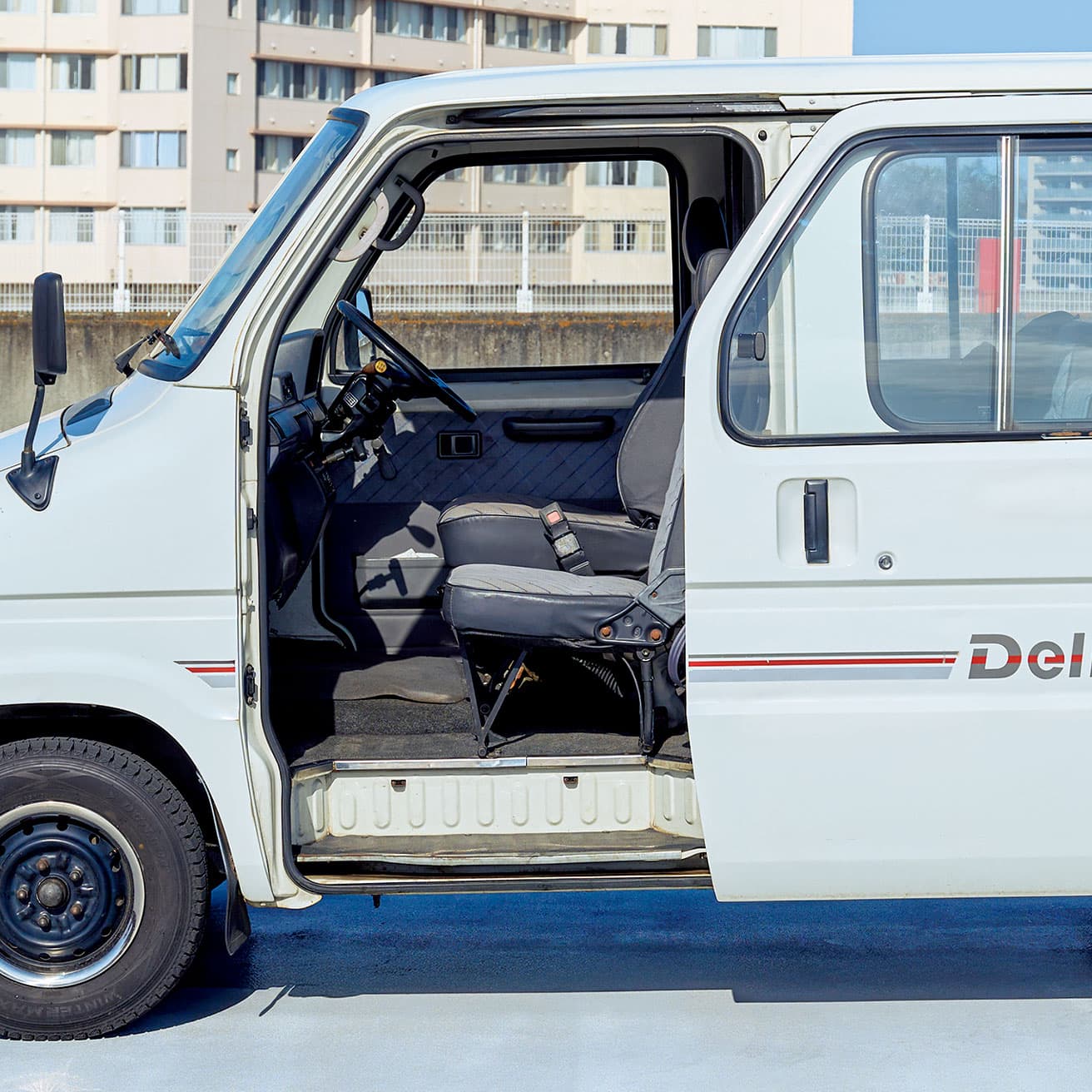 助手席側はスライドドアとして狭い場所での乗降性を高めている。