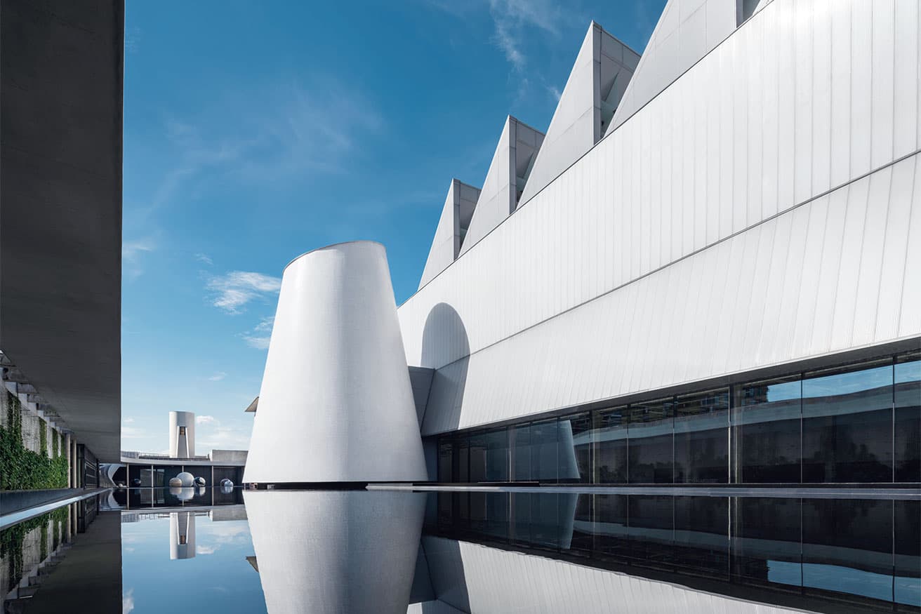 水盤に囲まれたアプローチ。photo_W Workspace