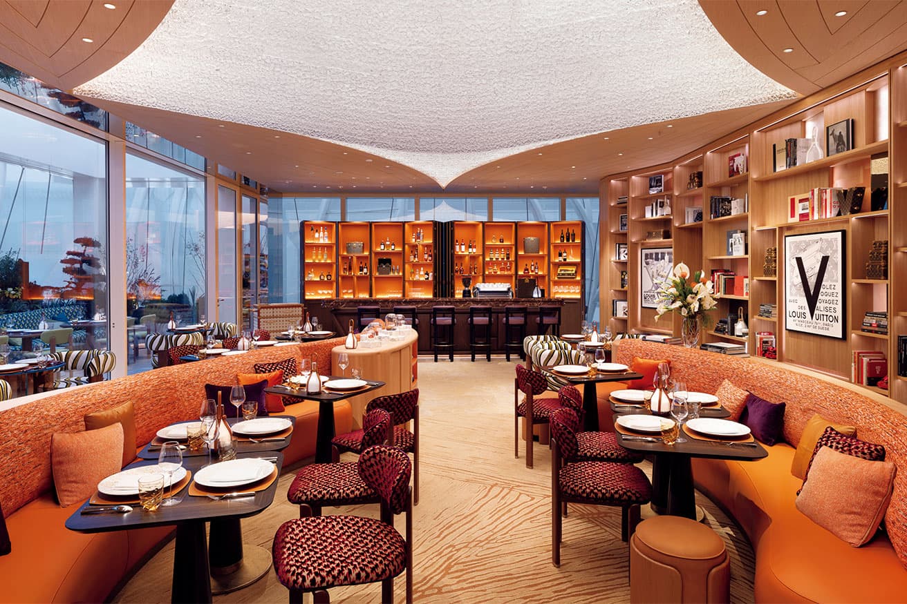 〈ル・カフェ・ルイ・ヴィトン〉のメインダイニング空間。