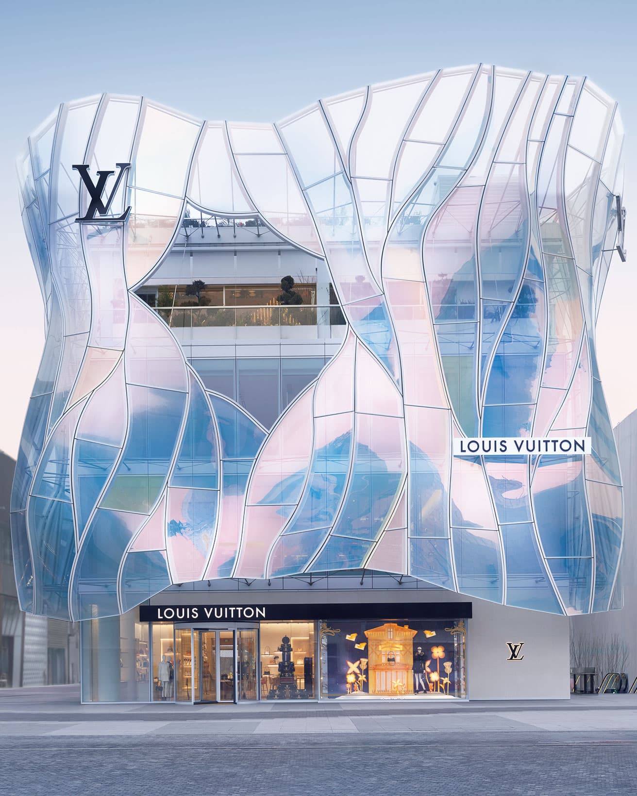 太陽の角度や大気の条件により色彩を変えるファサード。手作業で曲げられたパネルで構成されている。