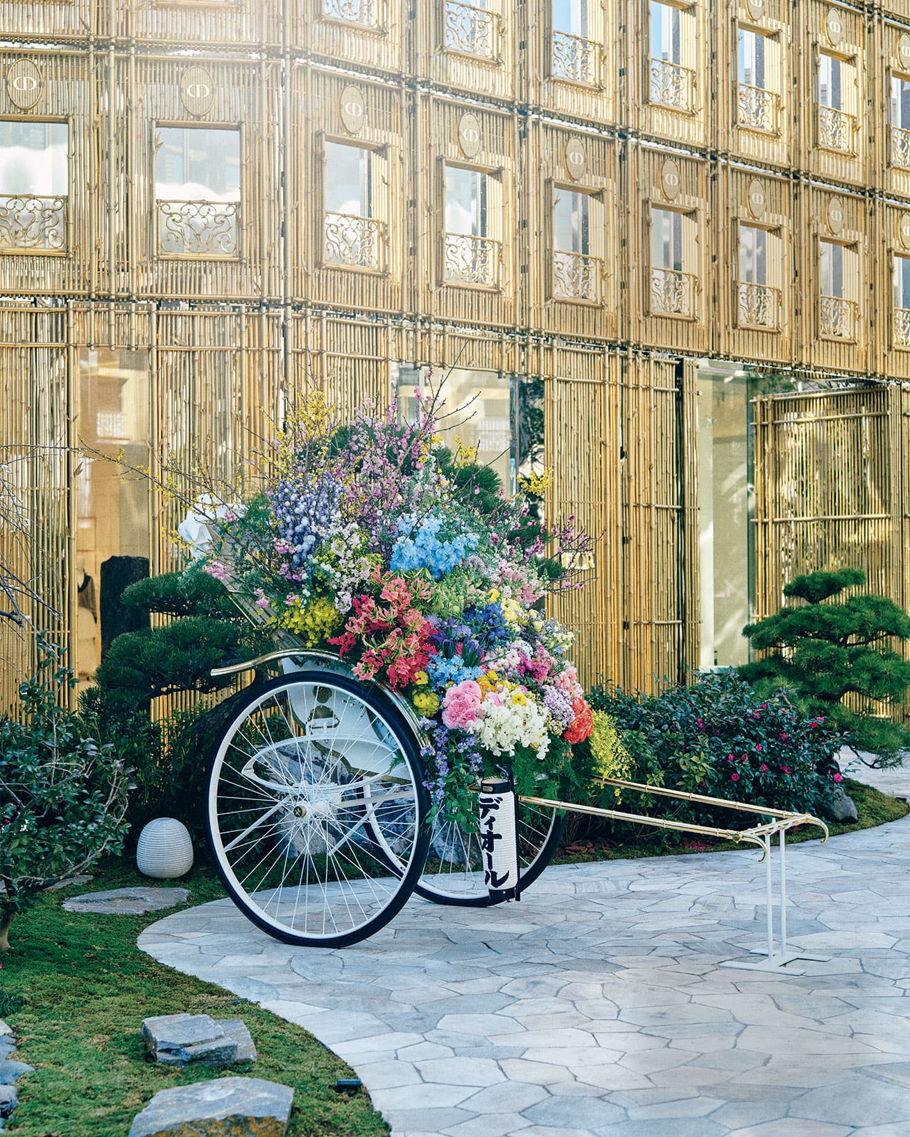 FLOWER RICKSHAW／オープンを祝う花のインスタレーション。フラワーアーティストの東信がデザインした花いっぱいの人力車がエントランスで出迎える。花を愛したムッシュ ディオールにオマージュを捧げ、色とりどりの季節の花々や枝で満載にした。提灯も洒落が効いている。