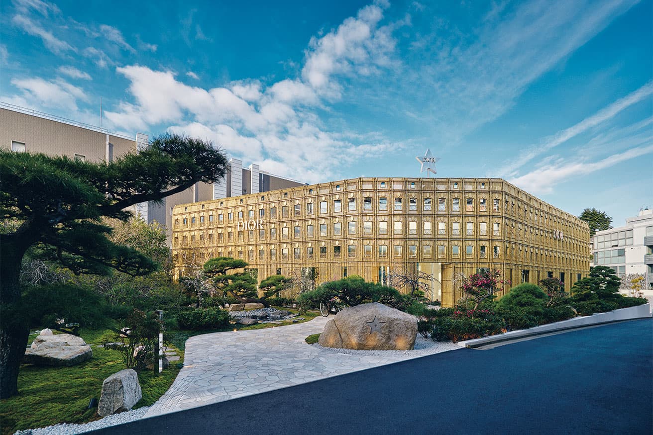 広大な敷地には、西畠清順が手がけたコンセプチュアルな庭園が広がり、随所に東信によるフラワーアートが。