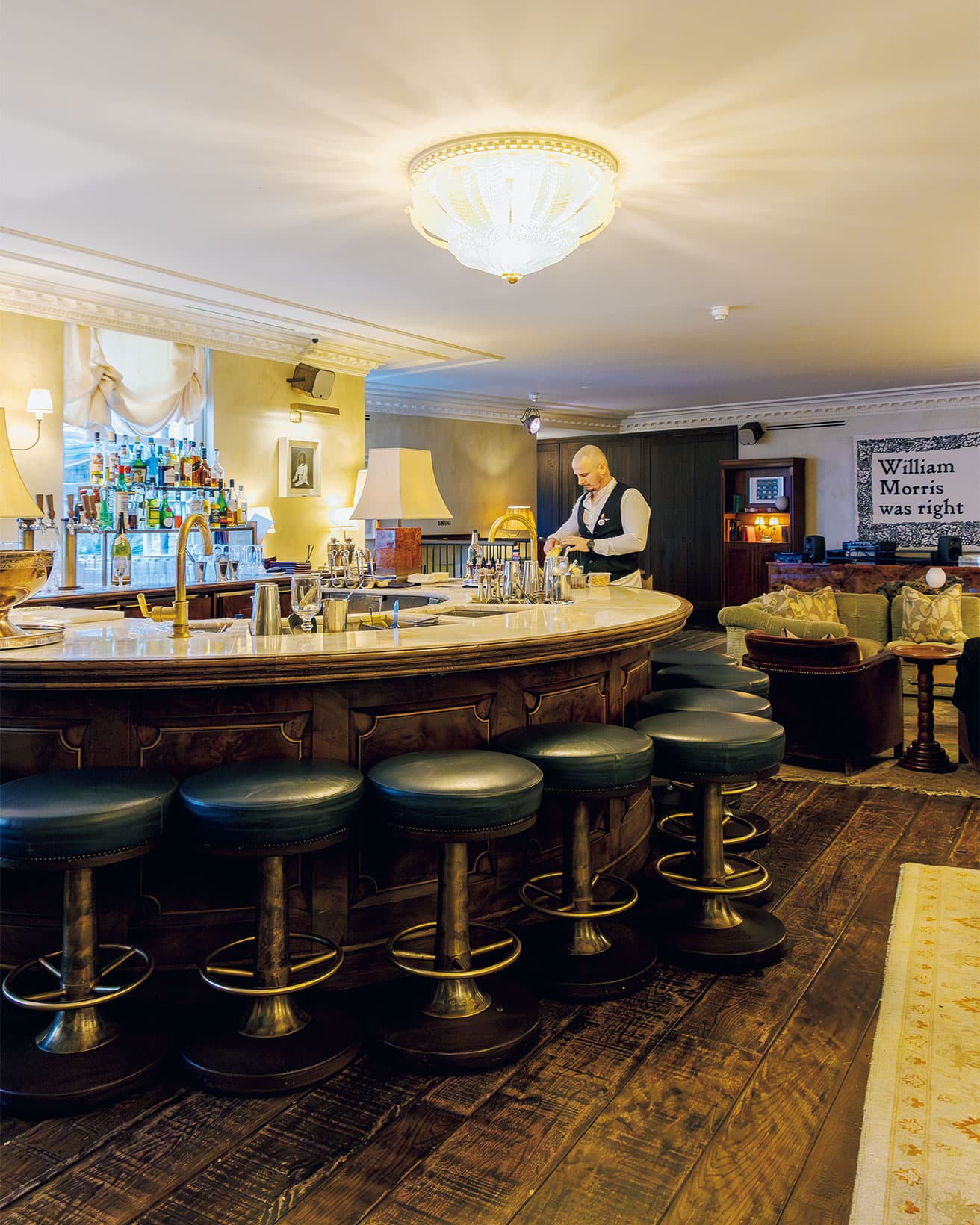ハーフムーン形のバー。奥にジェレミー・デラー作《ウィリアム・モリスは正しかった》が飾られている。