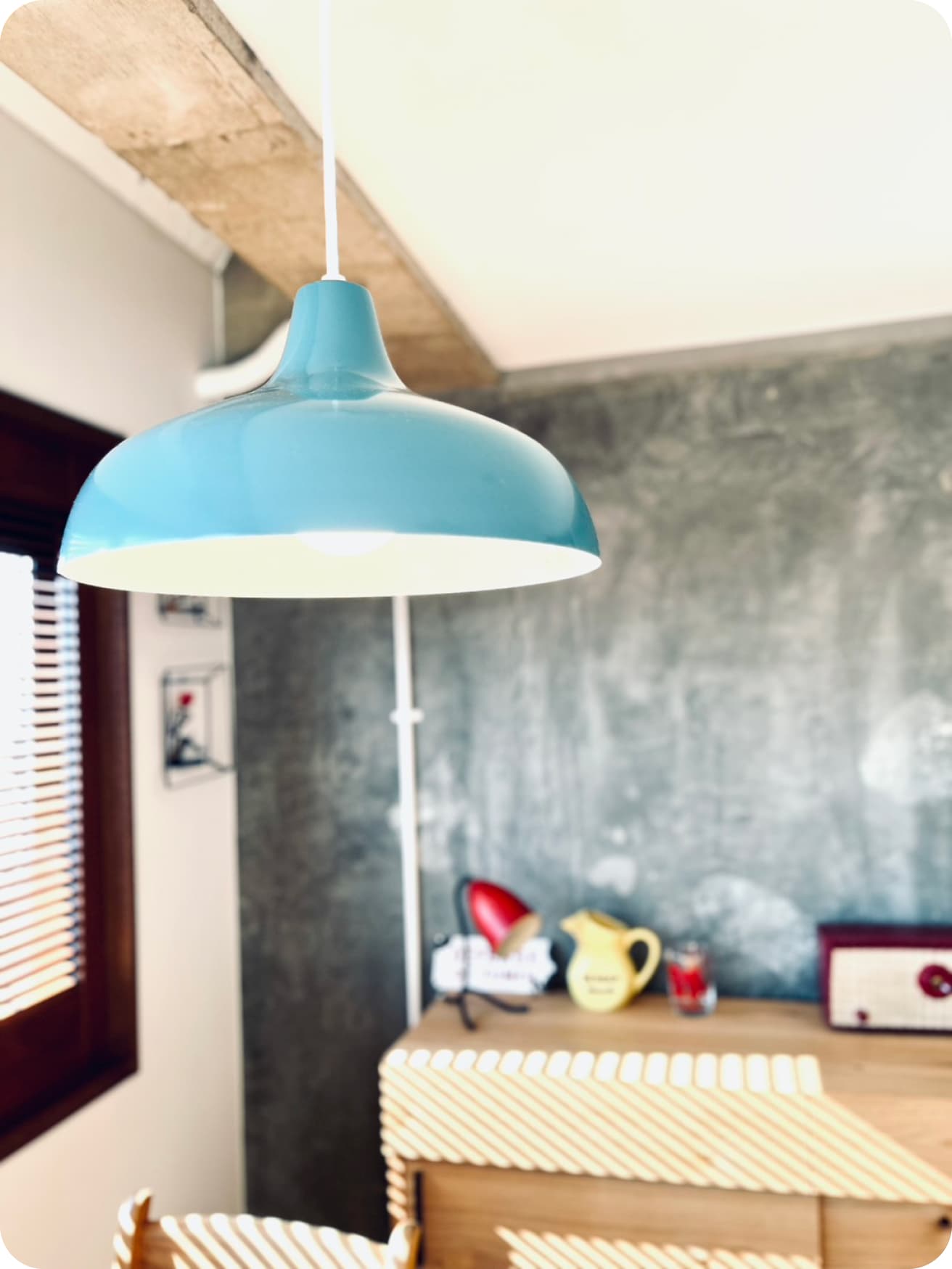 《クル ランプ》はなめらかな曲線のシェードが愛らしい。