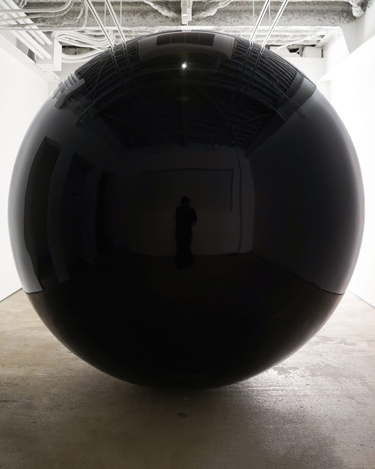 金沢・香林坊に新たなアートの発信地〈YAMADART〉が誕生。更谷源が挑んだ、巨大な漆の球体。