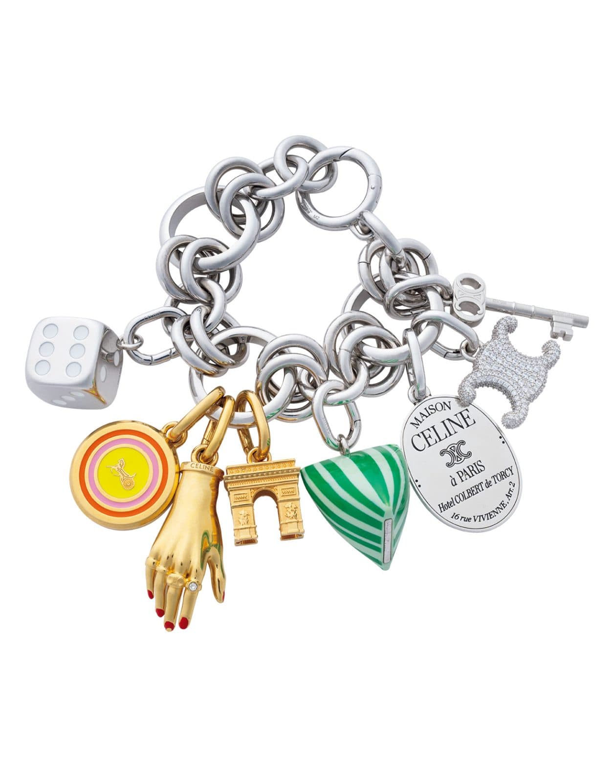 新生セリーヌの真骨頂、メゾンの象徴を再解釈したチャーム。