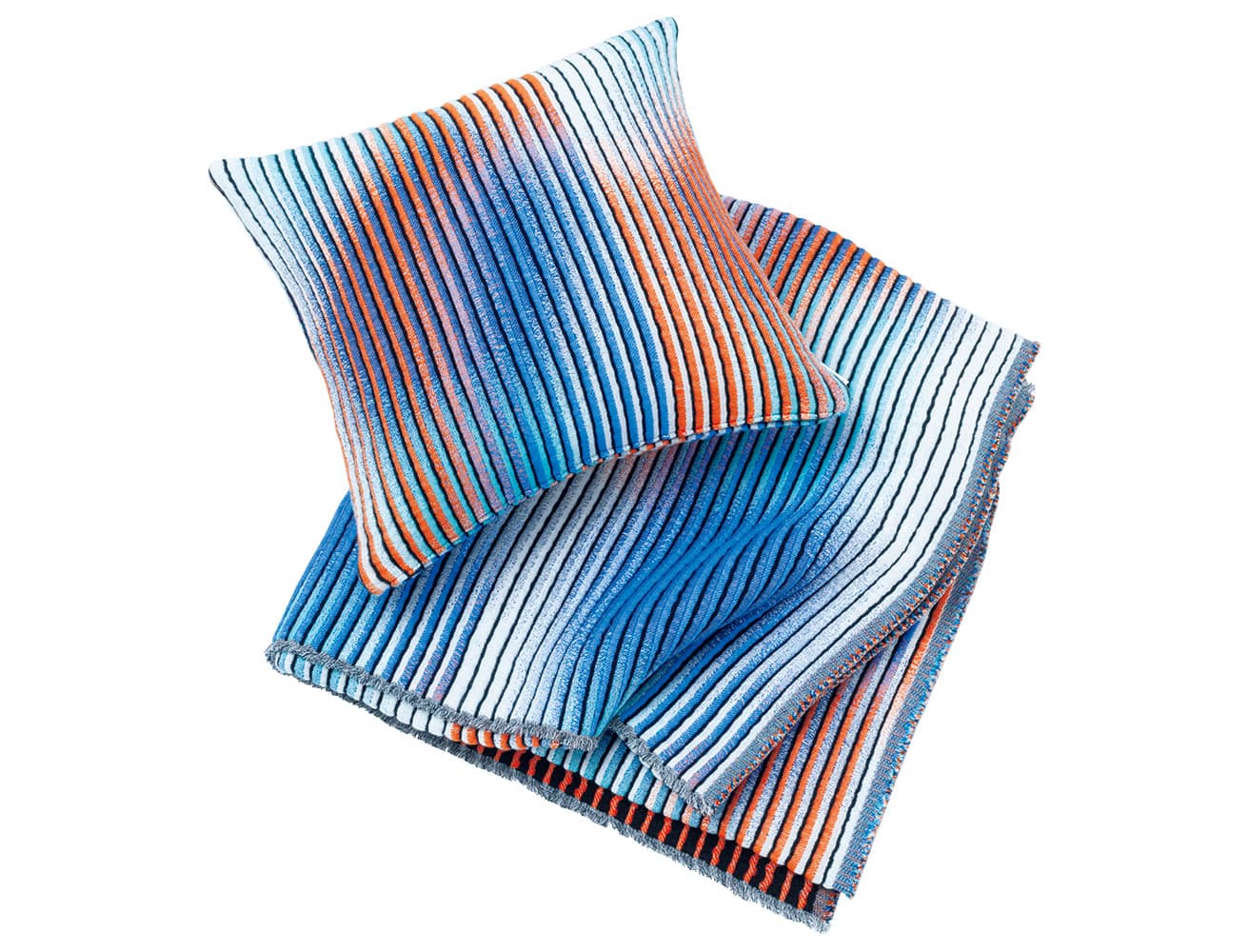 クッションカバー16,500円、ブランケット51,700円。