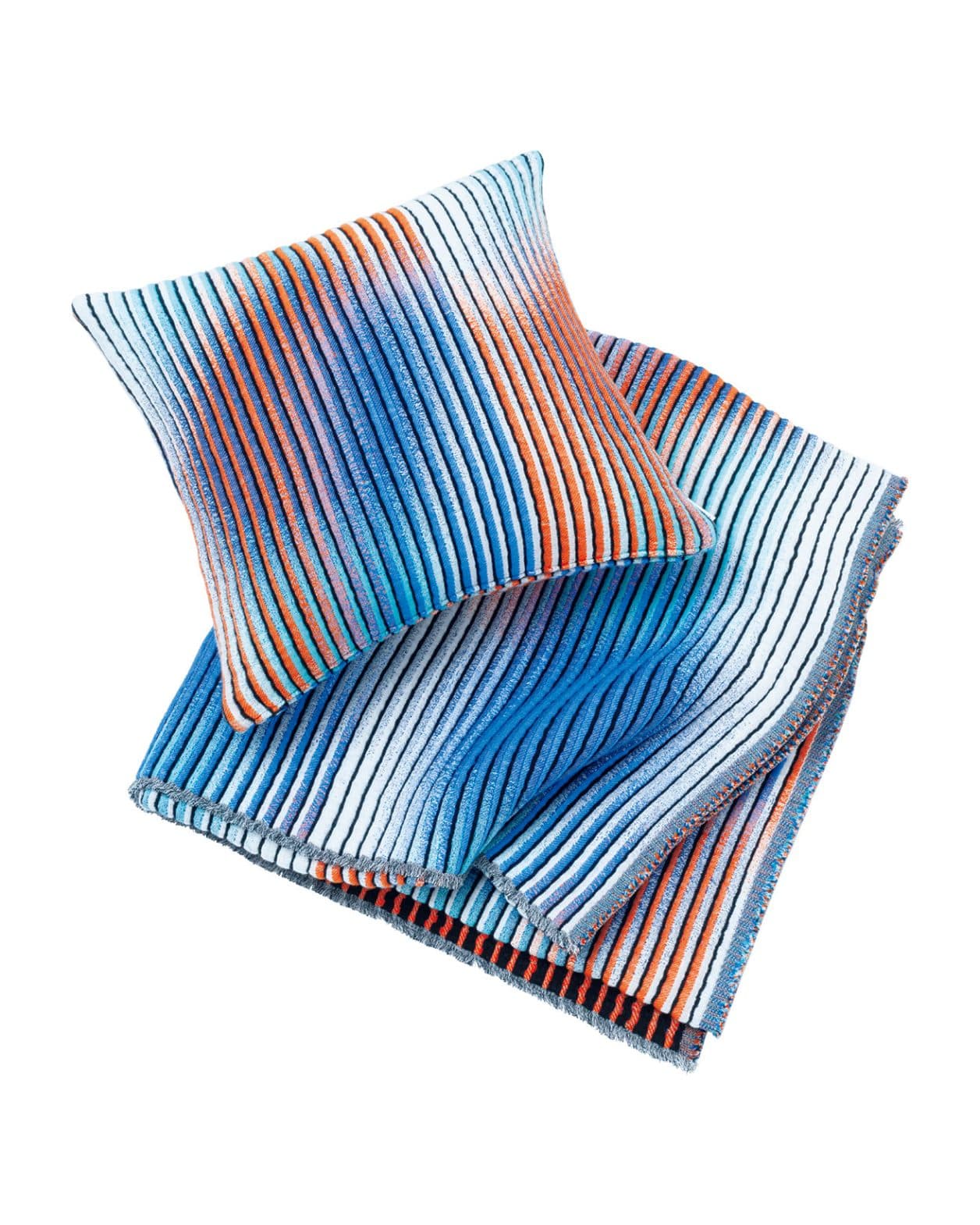 見る角度で表情が一変。氷室友里が設計した空間に変化をもたらすブランケット。