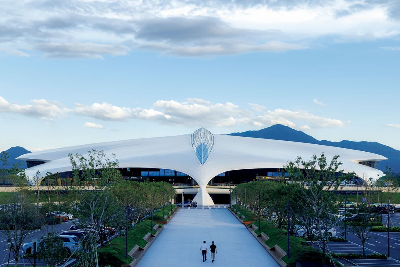  高さを抑えて周囲の地形に馴染むように設計された。中央の天窓から光が内部に落ちる。photo_CreatAR Images, Arch - Exist