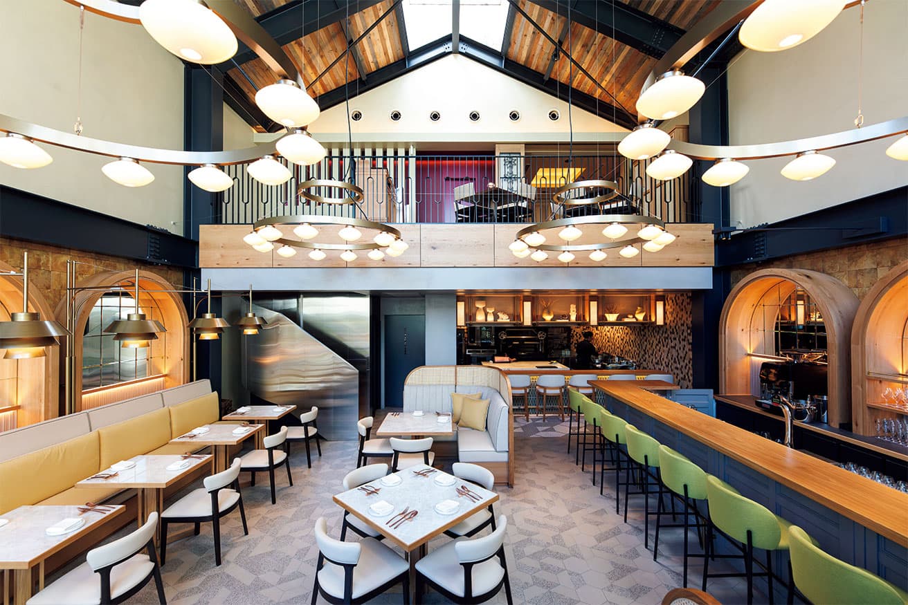 オープンは4月3日。開放的な雰囲気に包まれる一軒家レストランのアプローチには “繁栄” を象徴するオリーブの樹が。テラス席はペットの同伴も可。薪火料理は4月下旬から提供予定。