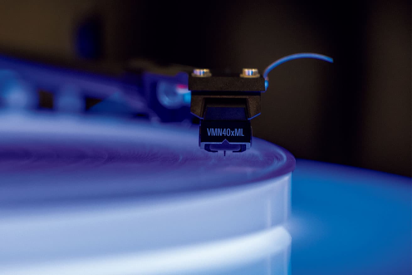 Where Sound Begins.　スタイラスが溝を正確にトレースし、音の再生がここから始まる。カートリッジメーカーからスタートした技術が凝縮。