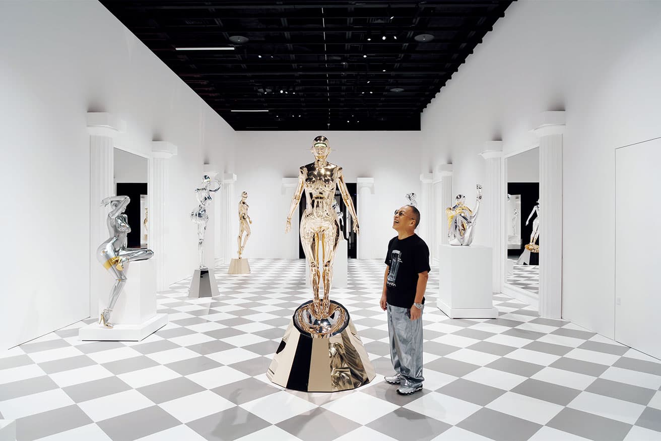 さまざまなセクシーロボットが並ぶ ”鏡の間” で。