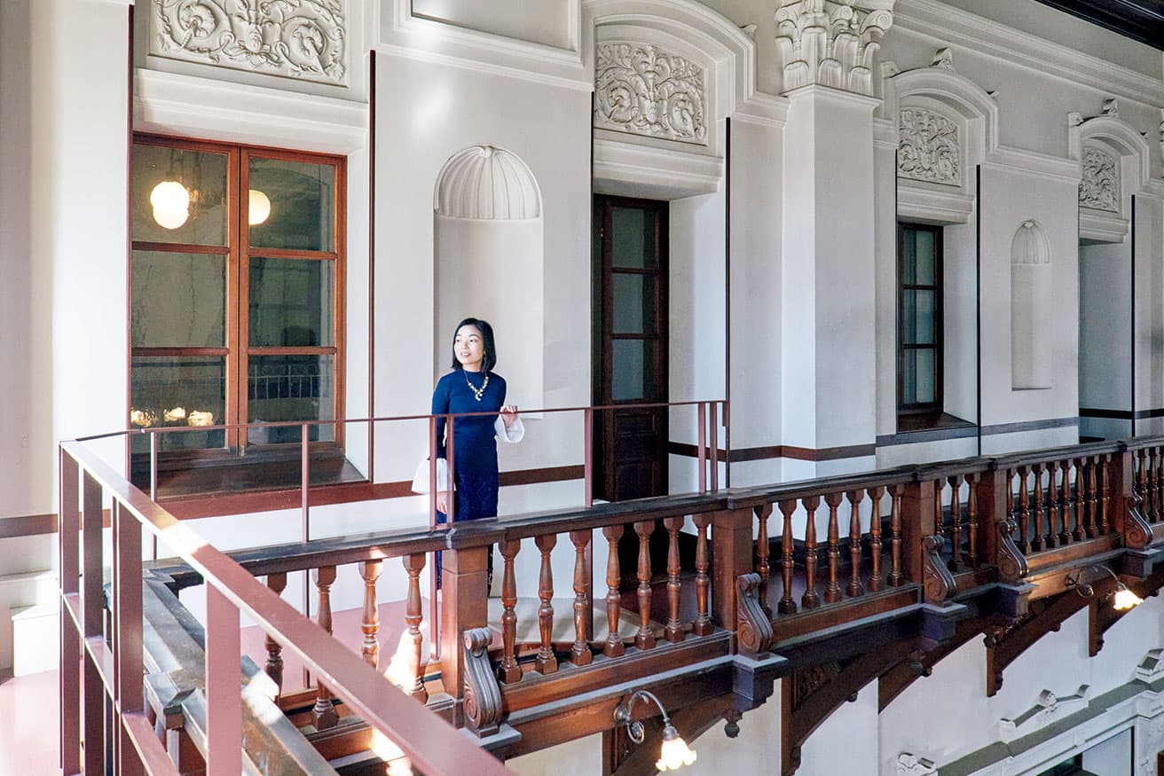 2階回廊にて（通常非公開）。漆喰壁に装飾、組天井、シャンデリアを間近に見られる。