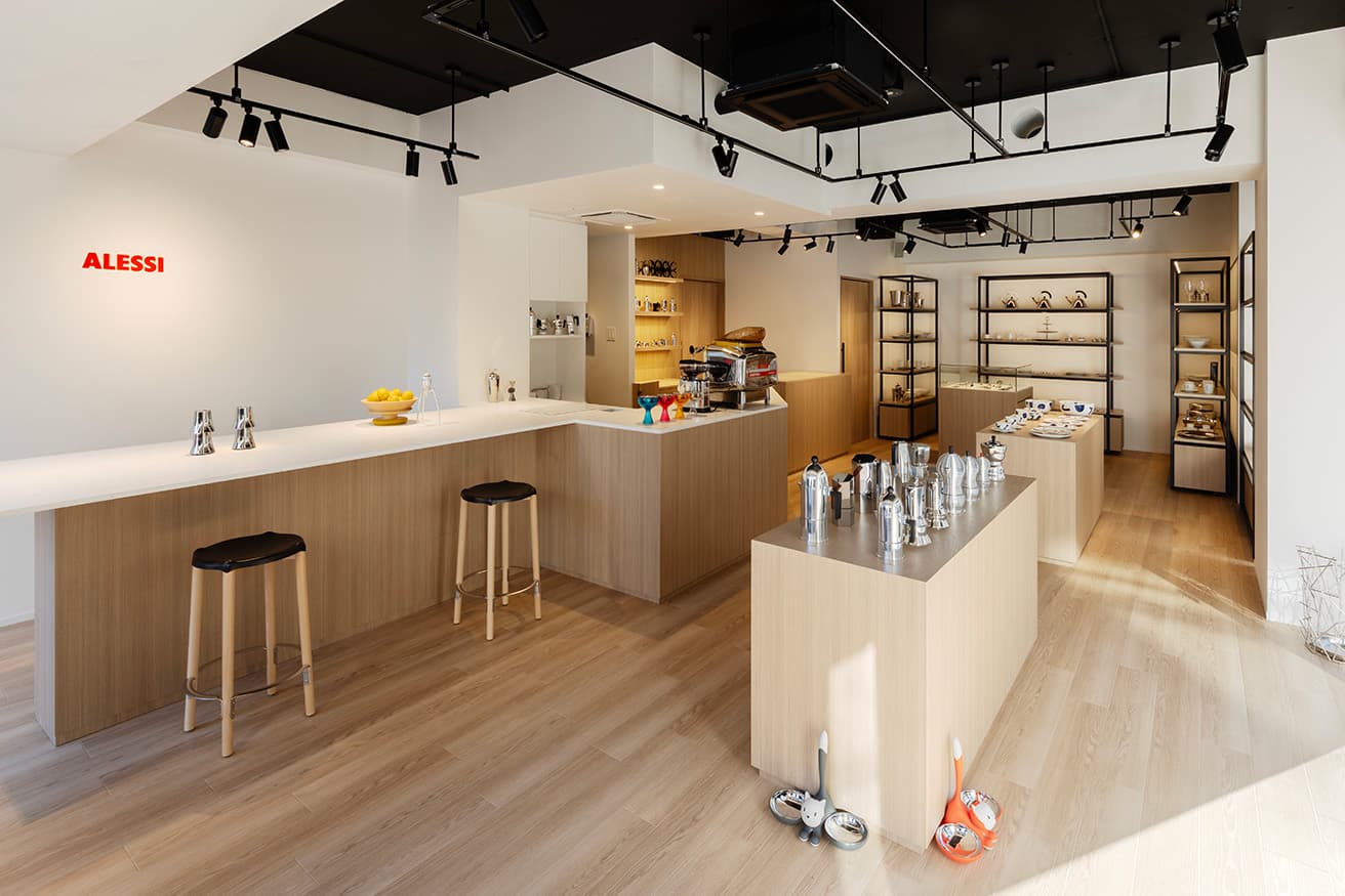 1階の全景。エントランスには本格的なイタリアンフードやドリンクが楽しめるカフェも併設。深澤直人による、ミラノの本店と東京だけのショップデザインだ。手前には猫のフードボウルも。photo_Satoshi Nagare