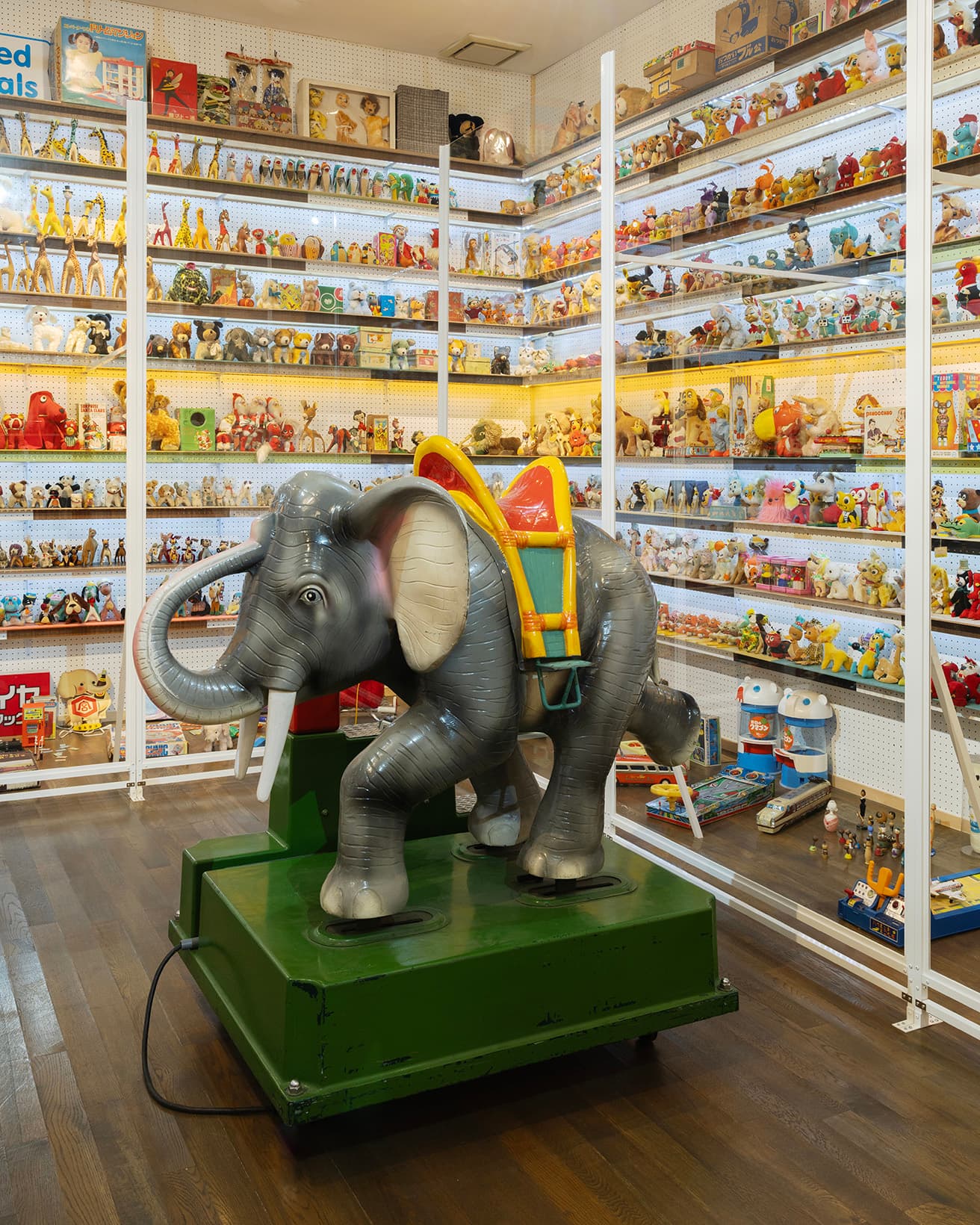 中央は昭和40年代に作られた象のムーバー。