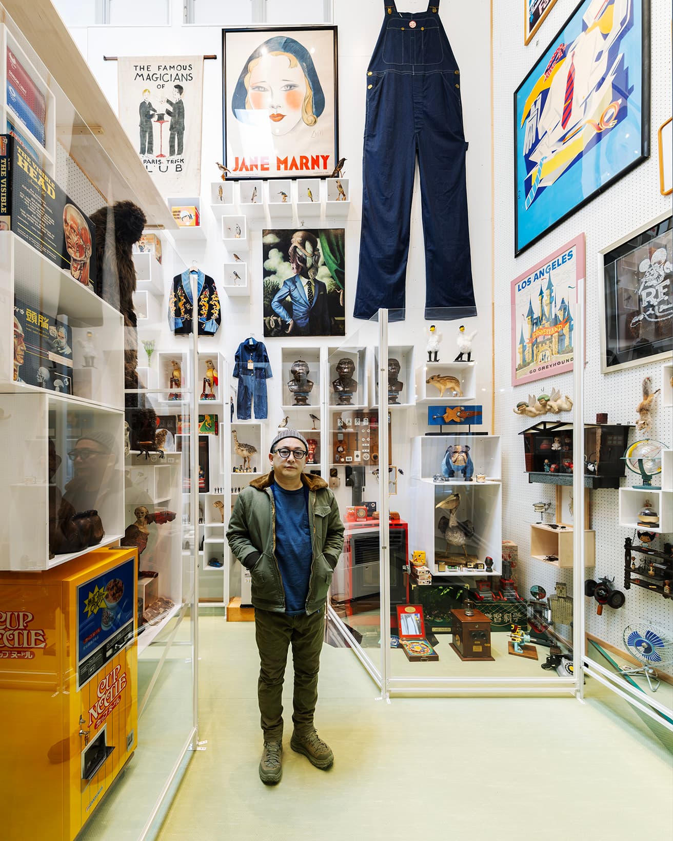 アメリカのジーンズメーカー〈タフナット〉のPR用特大デニムや、70年代に製造されたカップヌードル小型自販機など、とオーナーの中野シロウさん。