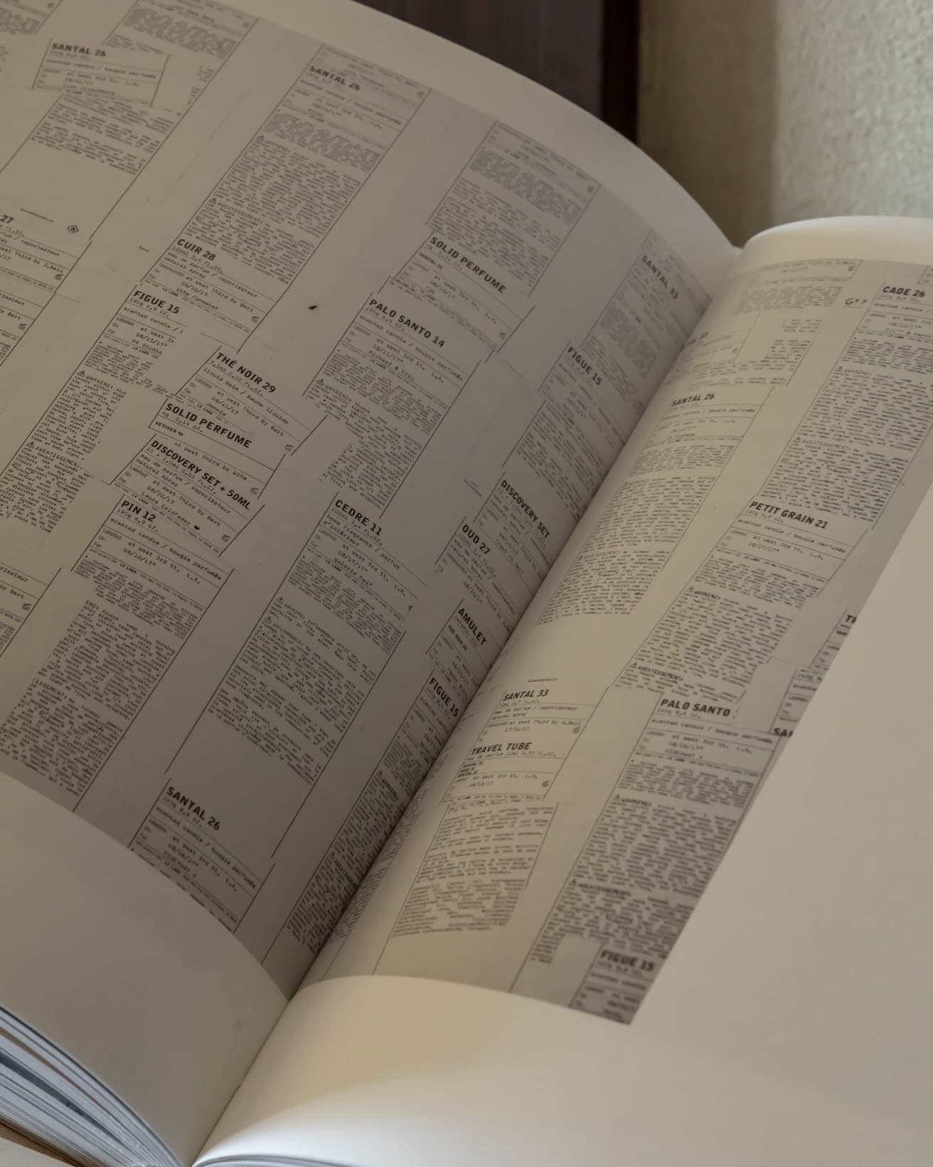〈ル ラボ〉といえばこのラベル。原材料と数字の名前、場所、購入した日付、そしてパーソナライゼーション。本書のなかでは〈ル ラボ〉が様々な角度で紐解かれている。