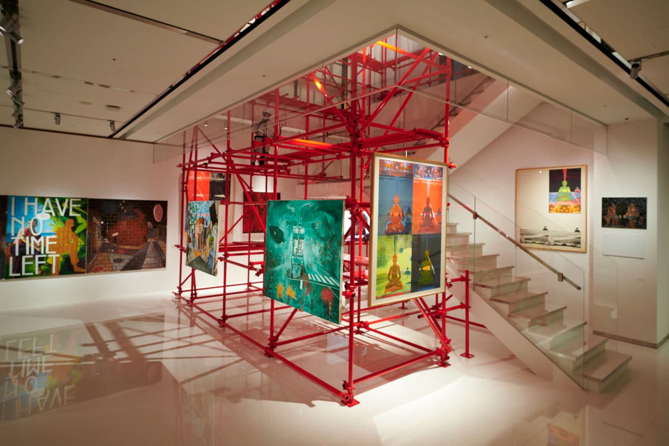 『横尾忠則　未完の自画像―私への旅』会場風景。ギャラリーの吹き抜け部分に展示された「赤い足場」は、1970年の大阪万博で横尾が建築デザインを手がけ、大きな話題を呼んだ「せんい館」の一部を再現したものだ。