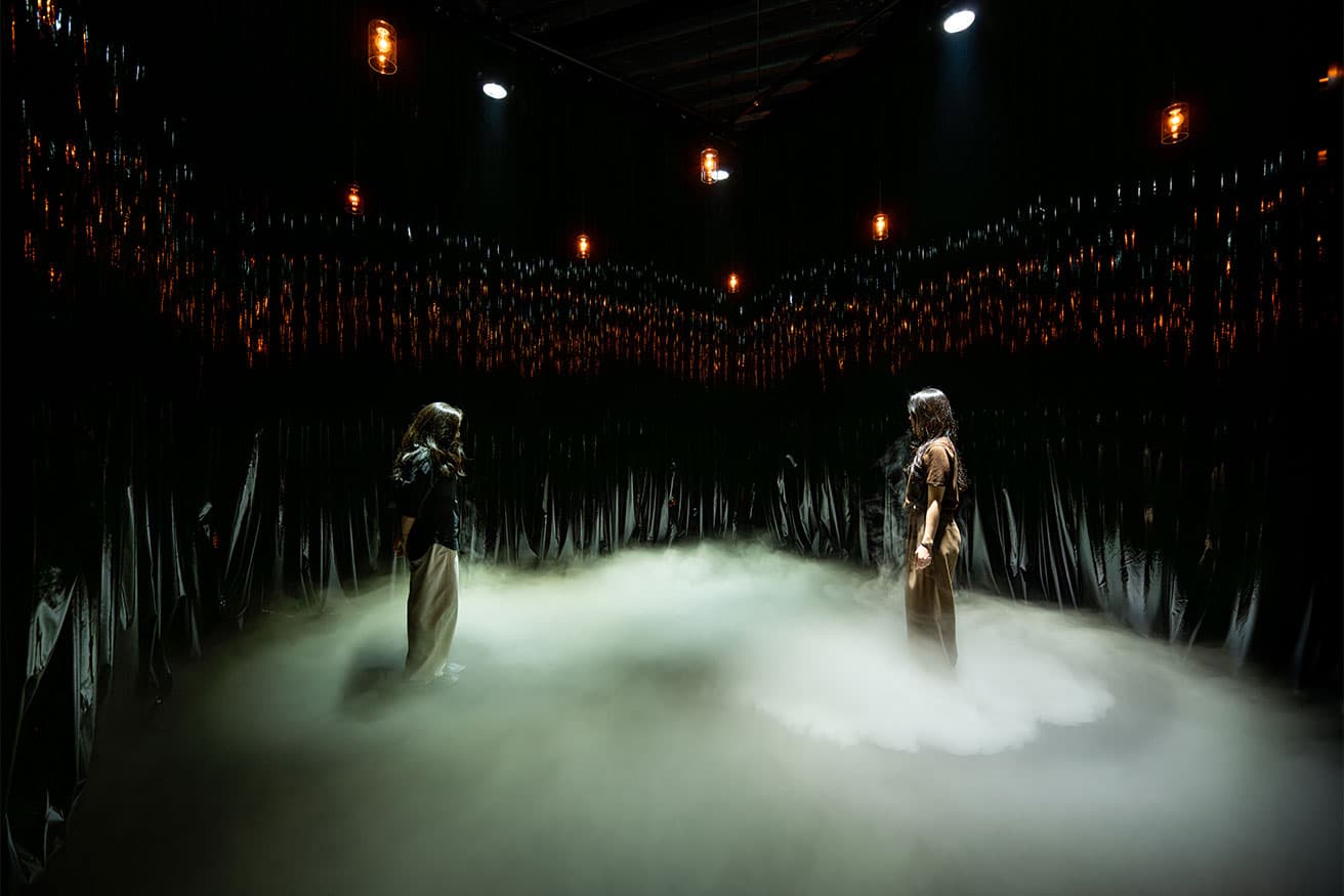 韓国前衛芸術の先駆者チョン・カンジャによる環境作品《Muche-Jeon》。1970年に展示されたもののわずか3日間で強制撤去されて以来の公開。闇と白煙の中、作家の声のアナウンスが流れる。