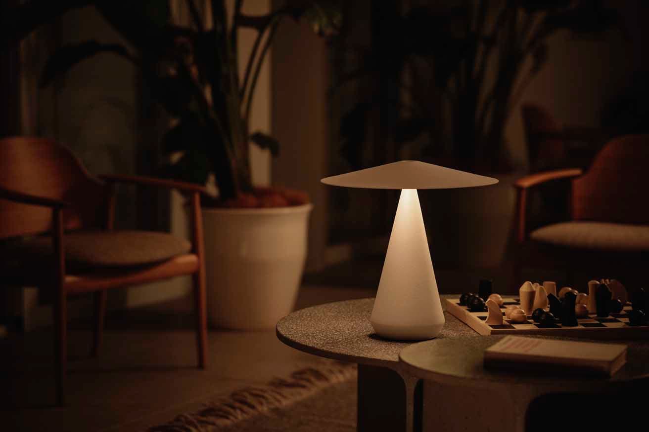 テーブルランプ《T-Lamp L》129,800円。台座には瀬戸の磁器を採用し、工芸の美しさを兼ね備えた佇まい。調光は4段階。