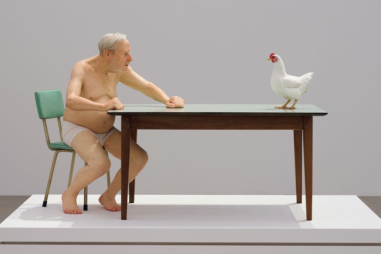 ロン・ミュエク《チキン／マン》2019年　86×140×80cm 所蔵：クライストチャーチ・アートギャラリー／テ・プナ・オ・ワイウェトゥ（ニュージーランド）展示風景：『ロン・ミュエク』韓国国立現代美術館ソウル館（韓国）2025年　撮影：ナム・キヨン　画像提供：カルティエ現代美術財団、韓国国立現代美術館