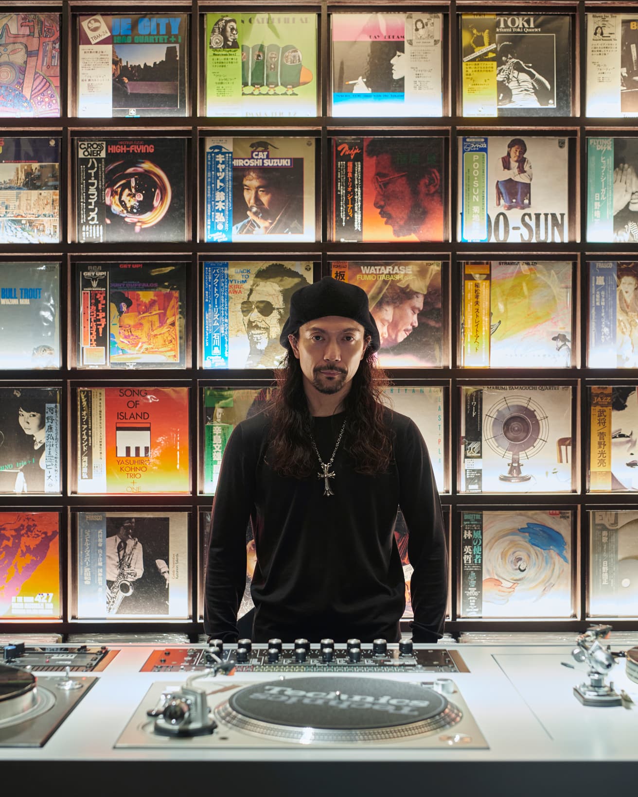 〈濤 TOH〉のオーナー、COMBO氏。営業時は、自らレコードを選曲しているそう。
